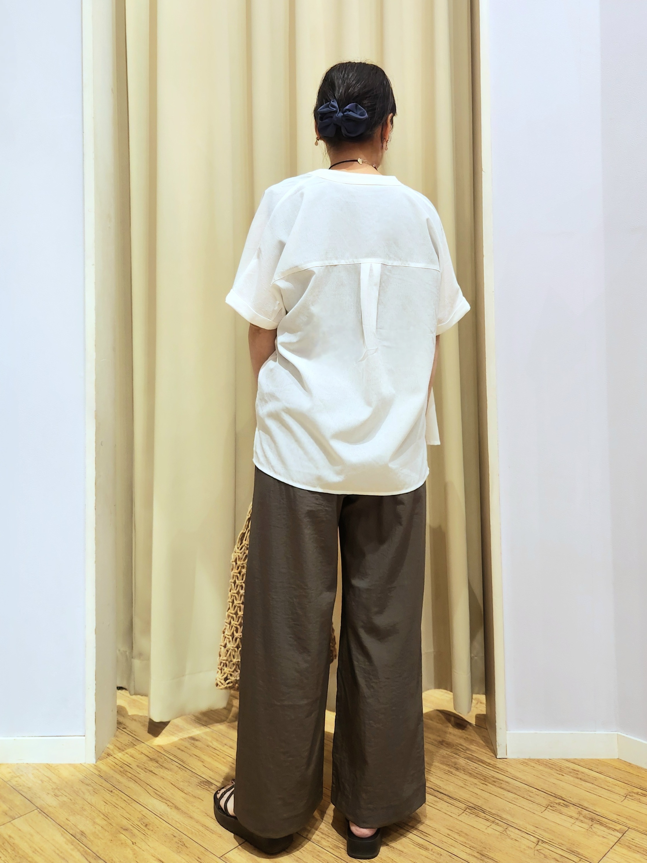 くまさんの「SHOO･LA･RUE｜【さらり快適/洗濯機可/S-LL】風が通り抜ける 半袖バンドカラーシアーシャツ」を使ったコーディネート