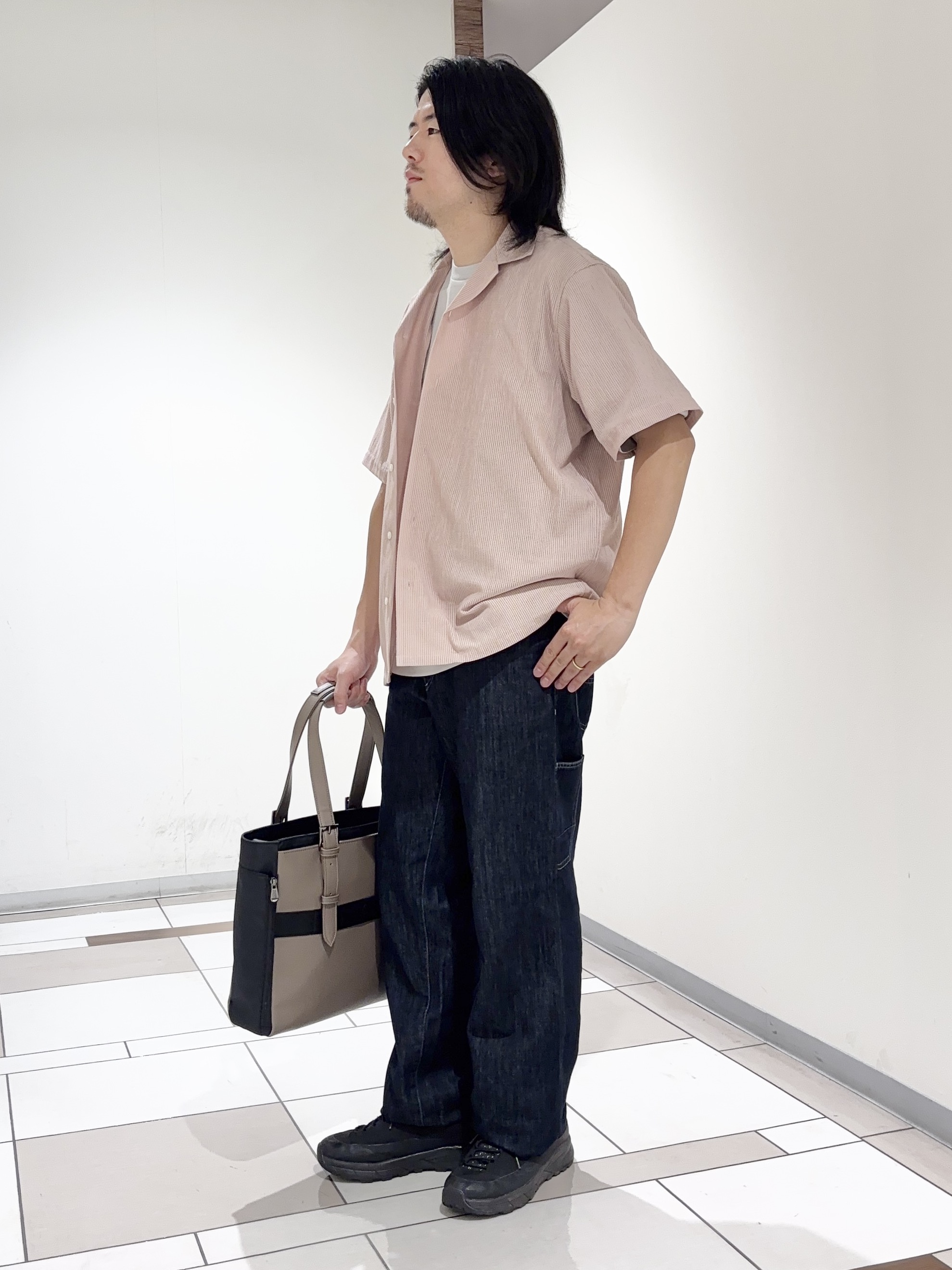及川さんの「TAKEO KIKUCHI｜【通気性】トリコットサッカー オープンカラー シャツ」を使ったコーディネート