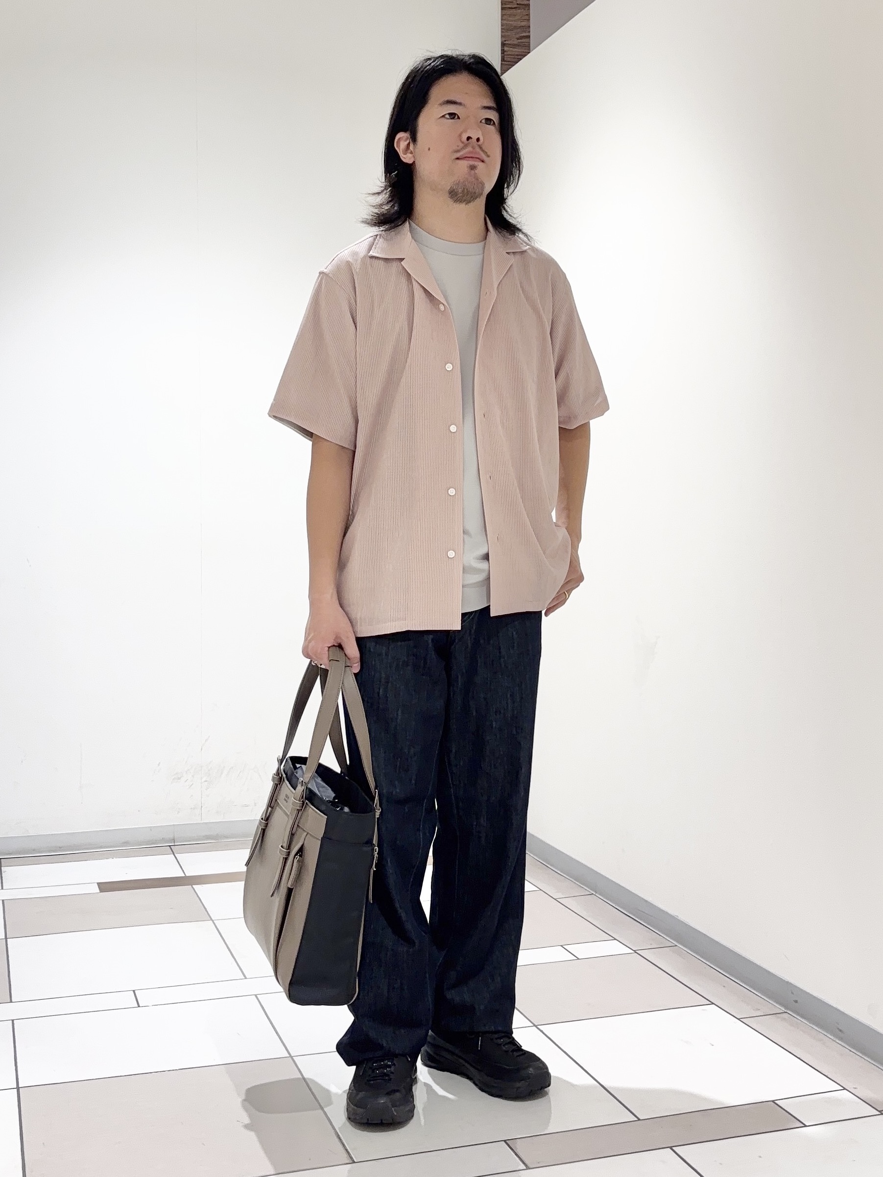 及川さんの「TAKEO KIKUCHI｜【通気性】トリコットサッカー オープンカラー シャツ」を使ったコーディネート
