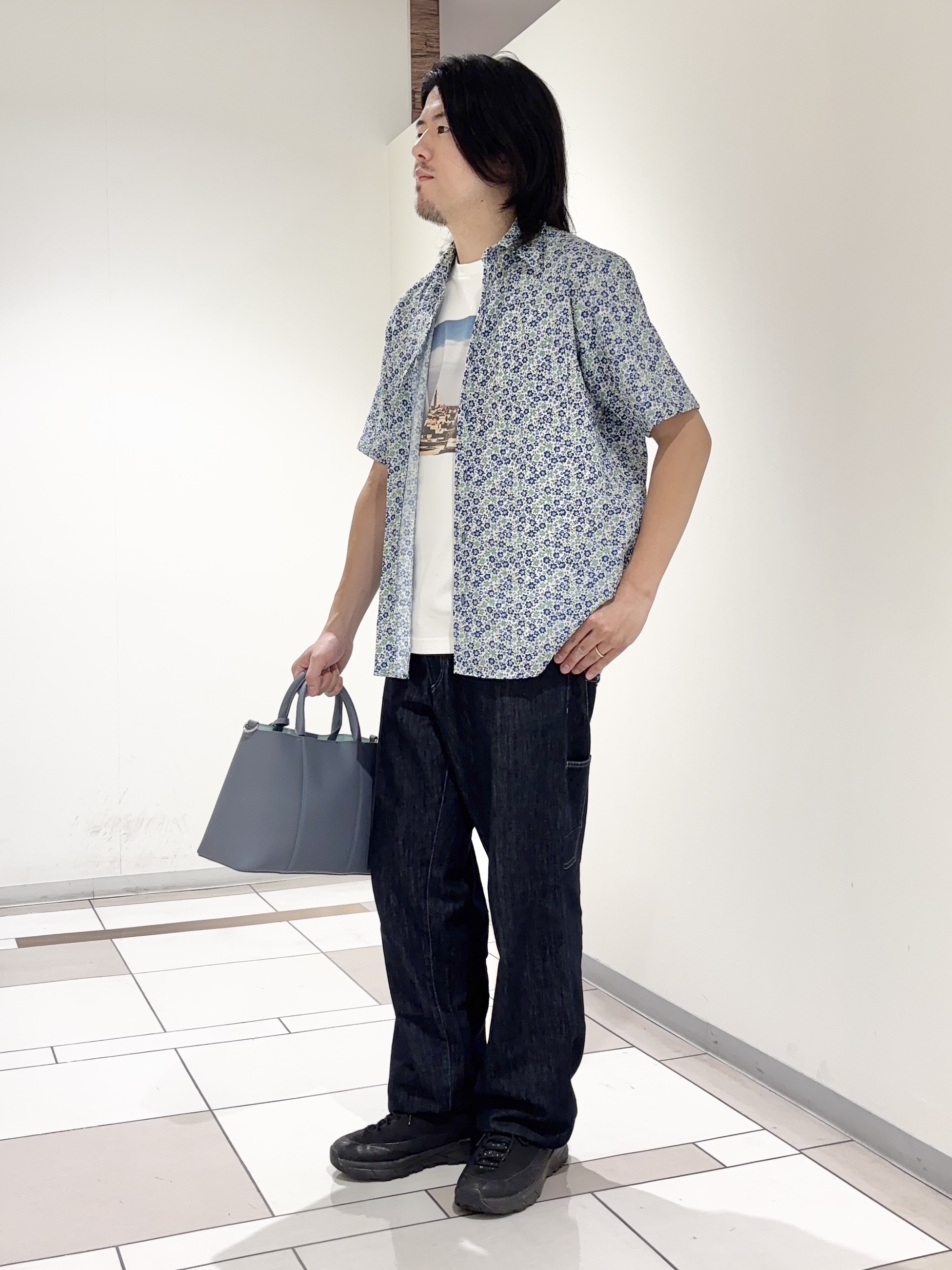 及川さんの「TAKEO KIKUCHI｜リップル小花シャツ」を使ったコーディネート