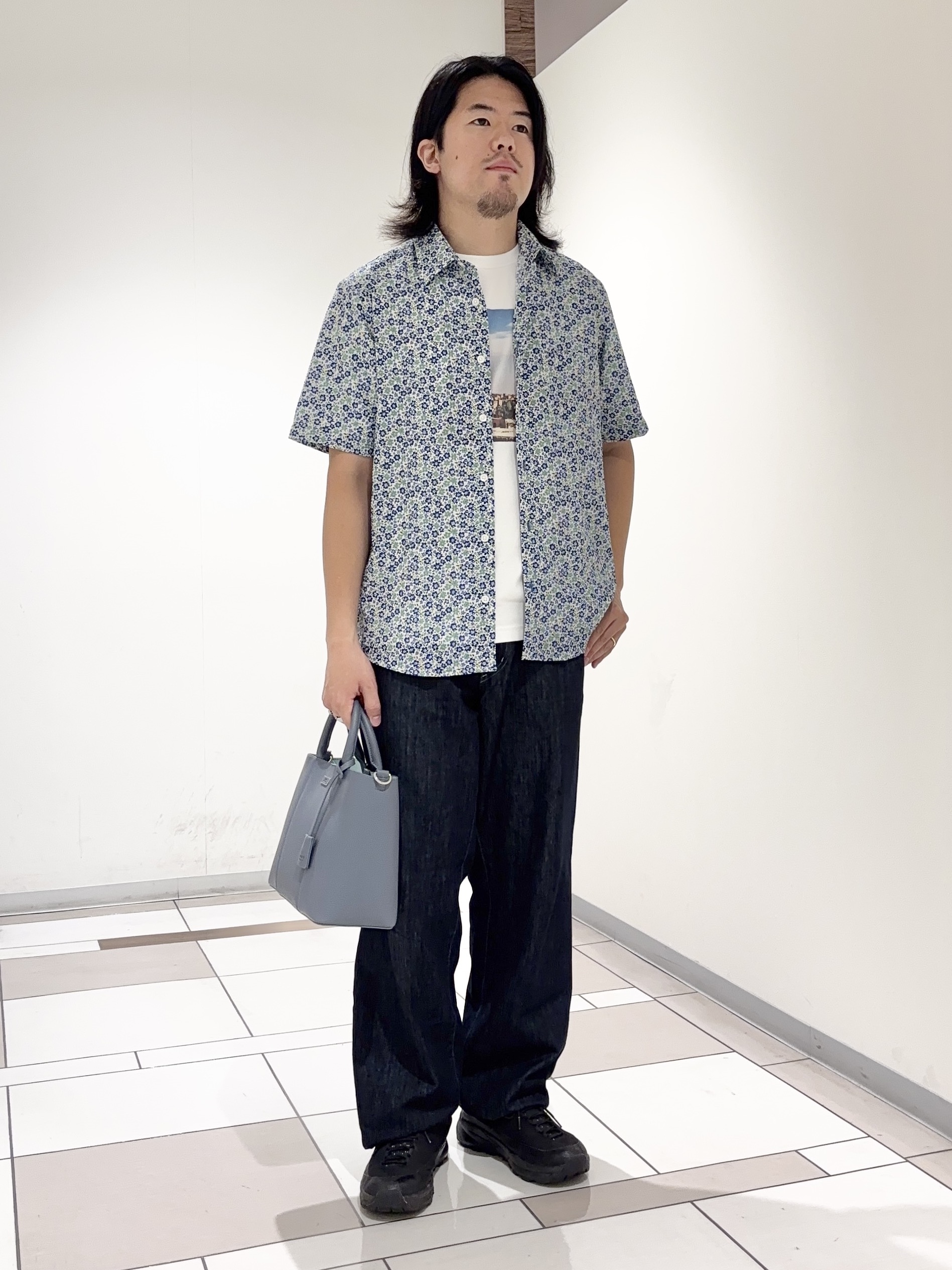 及川さんの「TAKEO KIKUCHI｜リップル小花シャツ」を使ったコーディネート