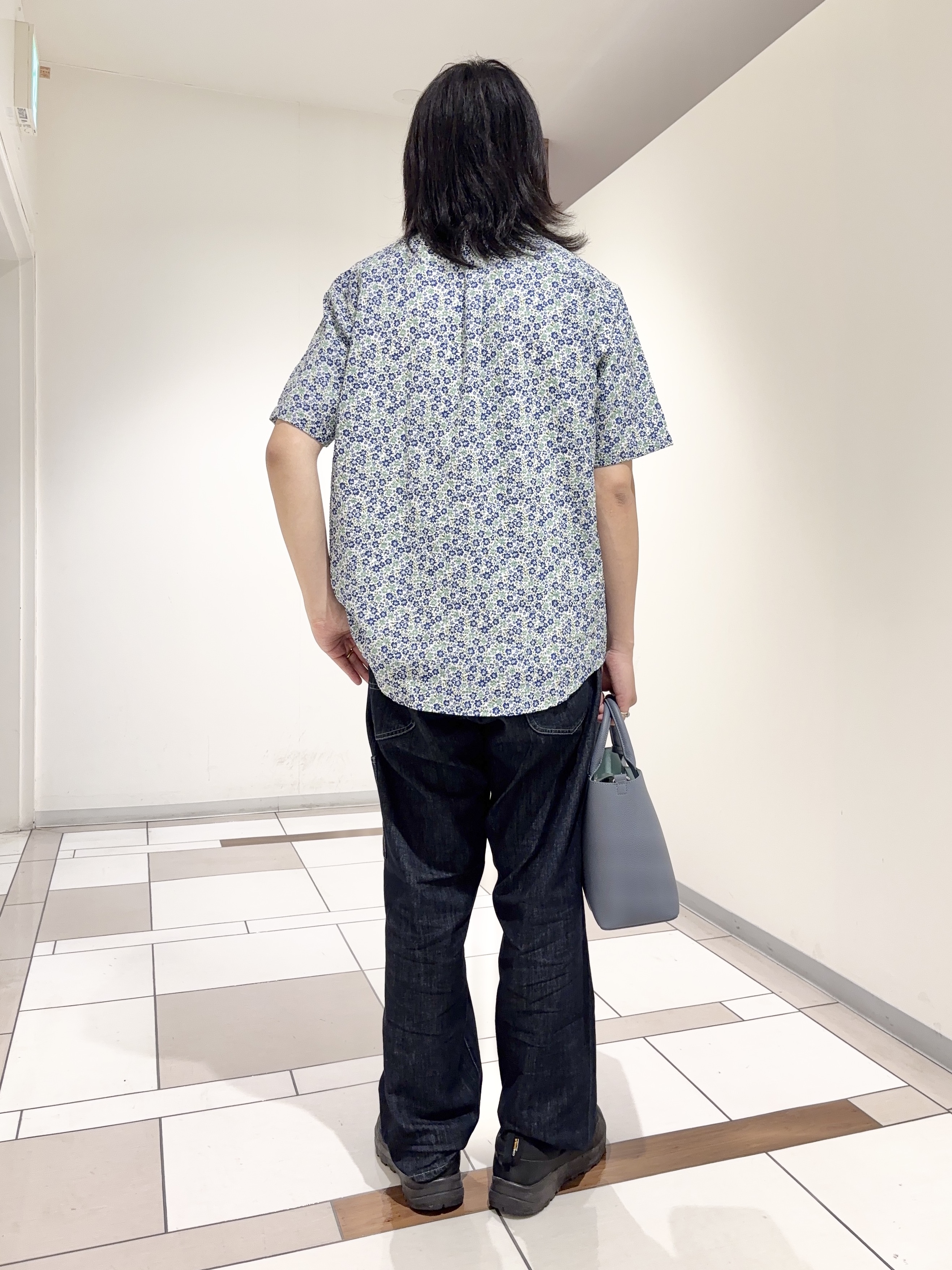 及川さんの「TAKEO KIKUCHI｜リップル小花シャツ」を使ったコーディネート