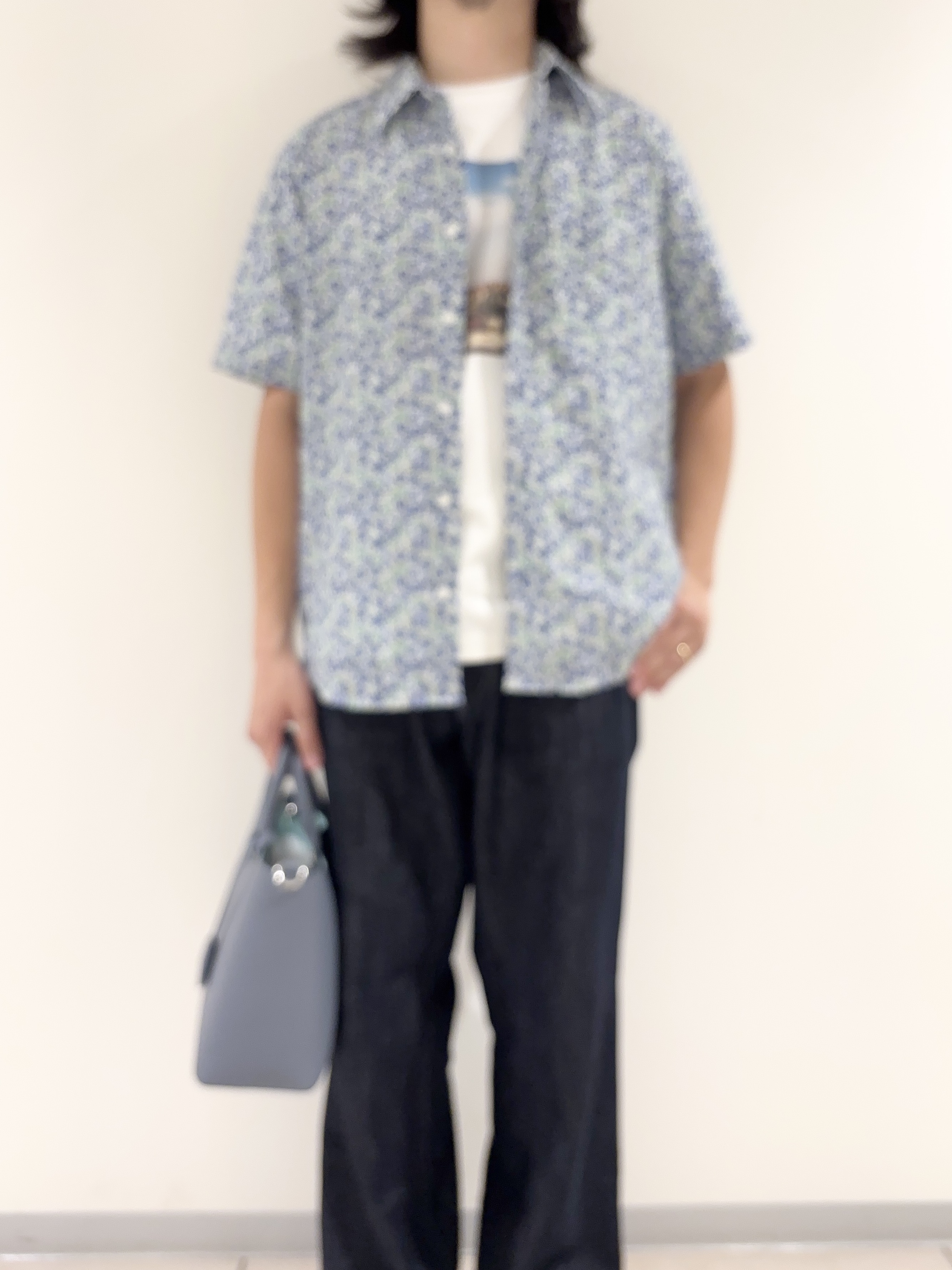 及川さんの「TAKEO KIKUCHI｜リップル小花シャツ」を使ったコーディネート