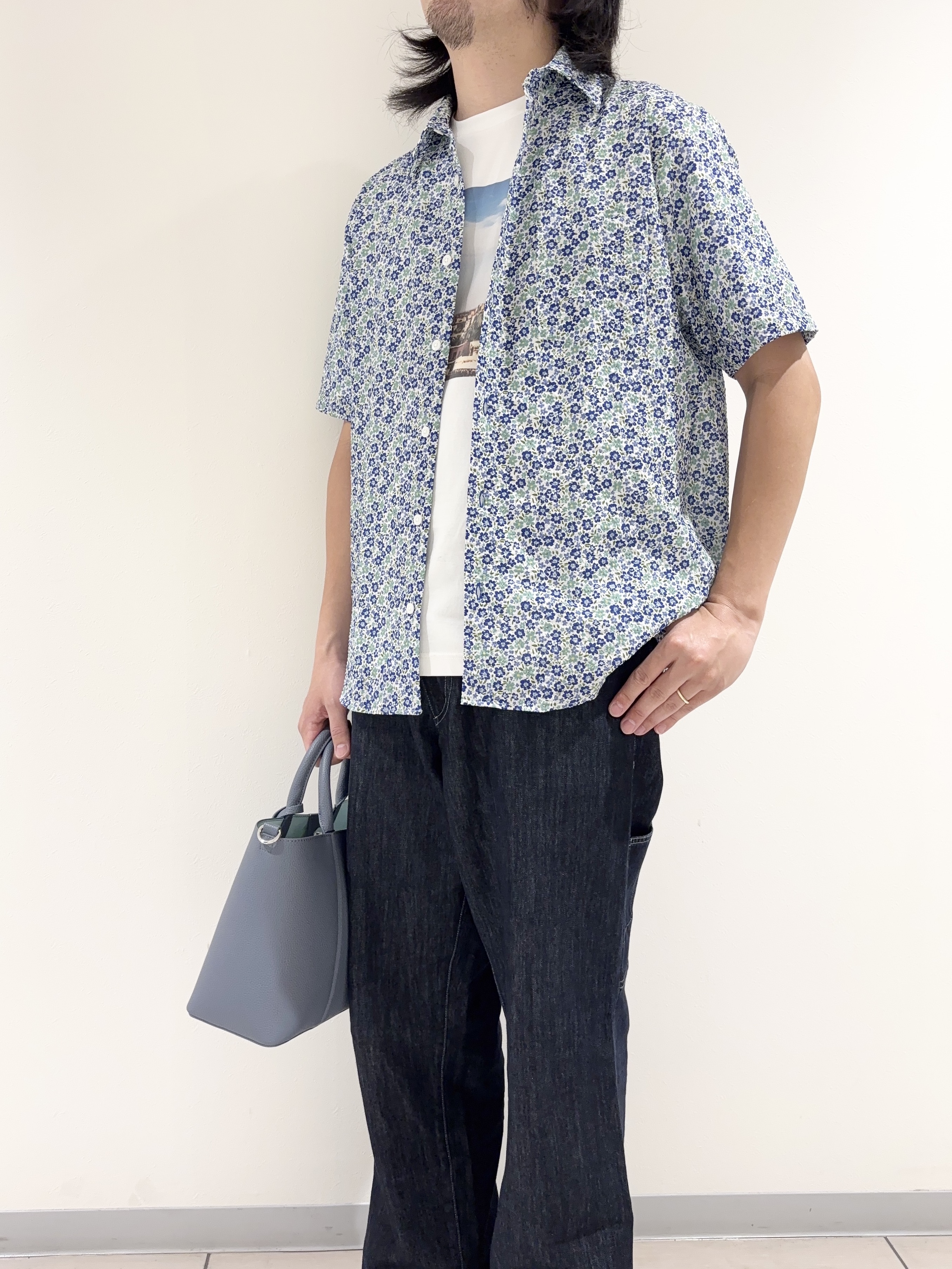 及川さんの「TAKEO KIKUCHI｜リップル小花シャツ」を使ったコーディネート