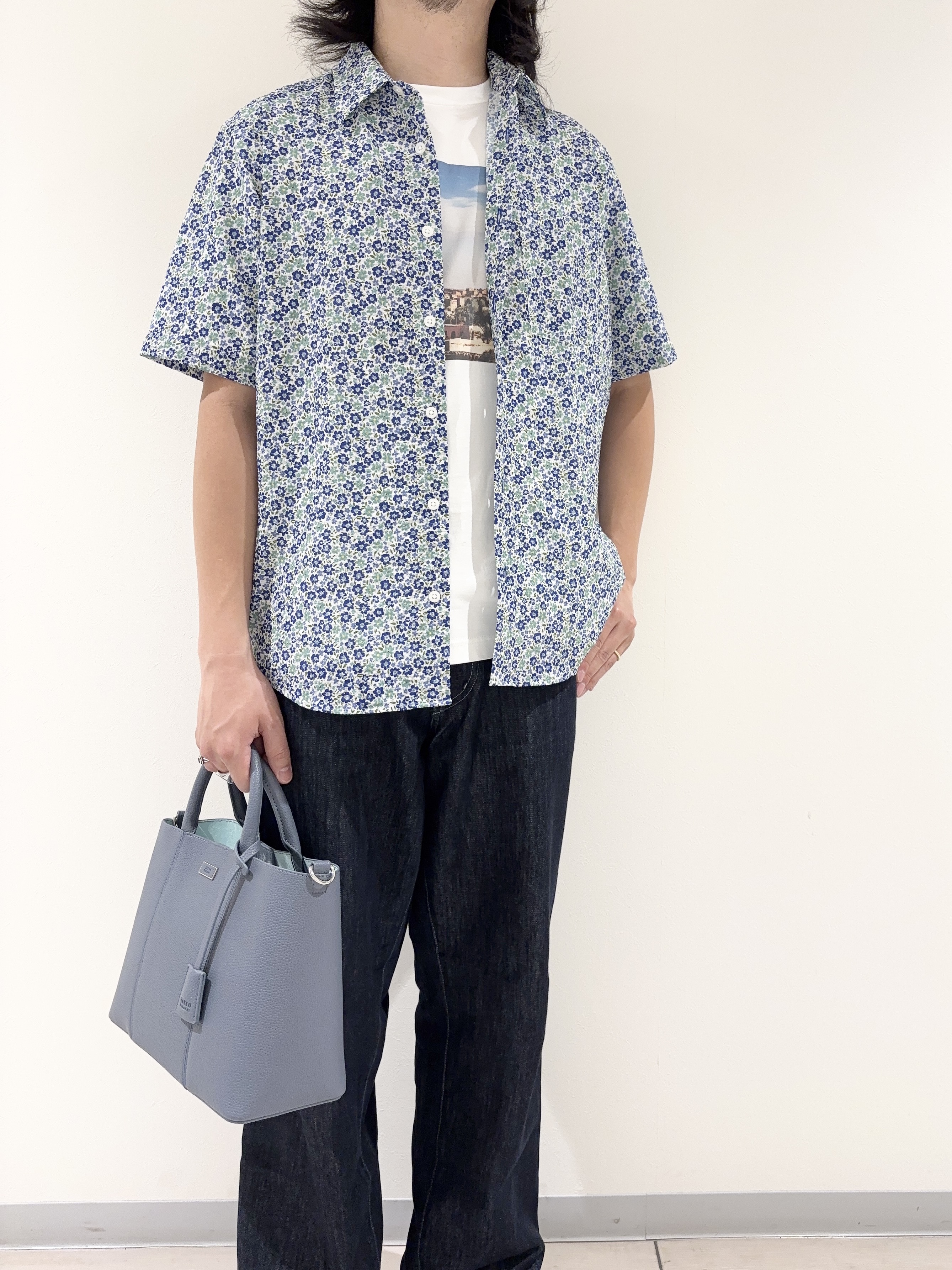 及川さんの「TAKEO KIKUCHI｜リップル小花シャツ」を使ったコーディネート