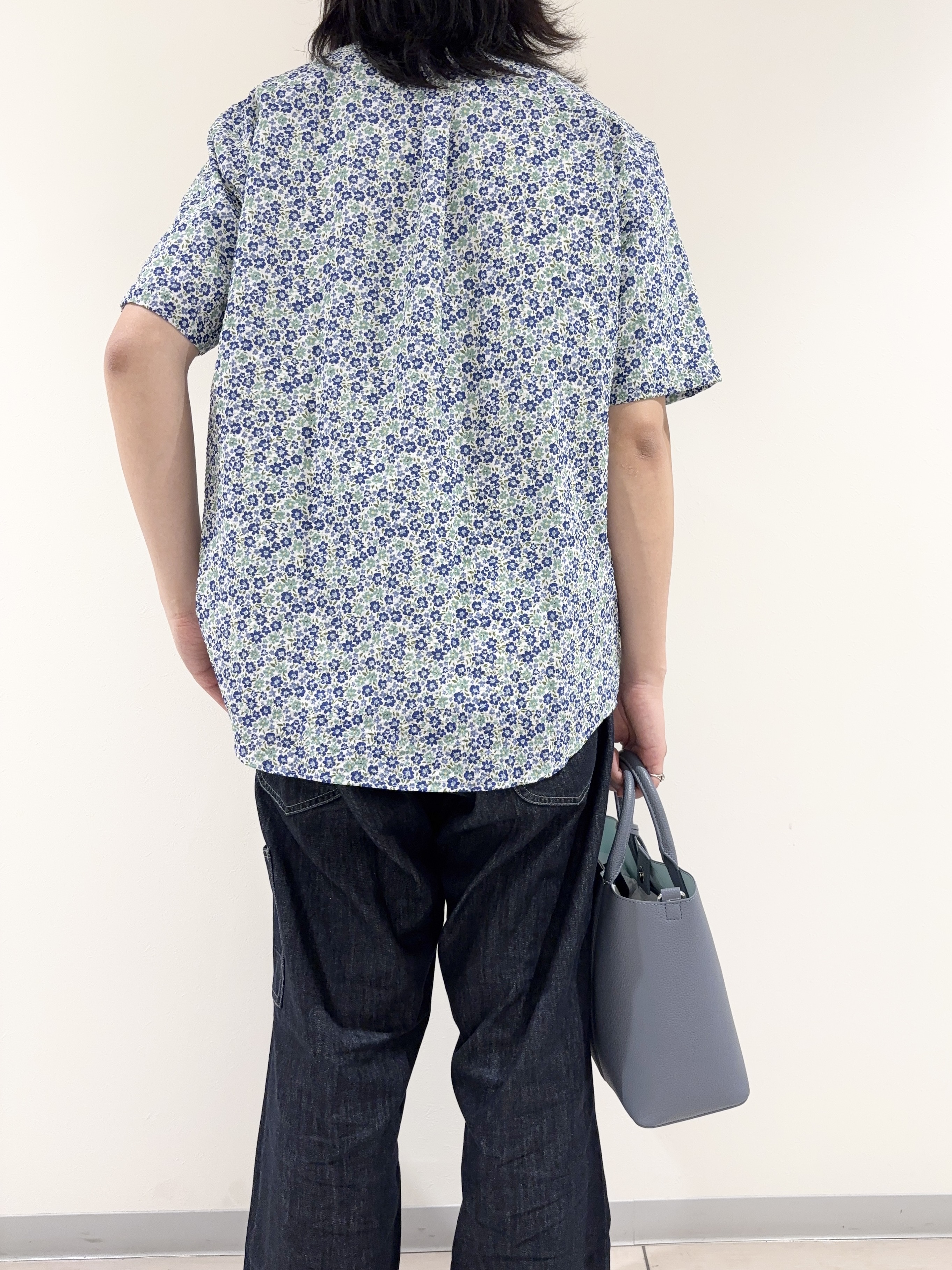及川さんの「TAKEO KIKUCHI｜リップル小花シャツ」を使ったコーディネート