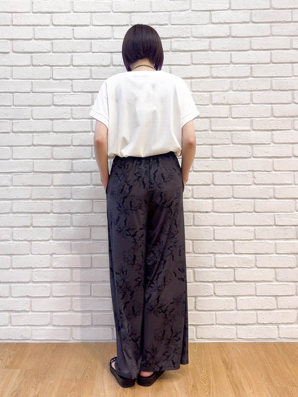 𝐜𝐡𝐢𝐤𝐚さんの「SHOO･LA･RUE｜【汗じみ防止/ひんやり/S-LL】インせず着られる 刺繍ロゴTシャツ」を使ったコーディネート