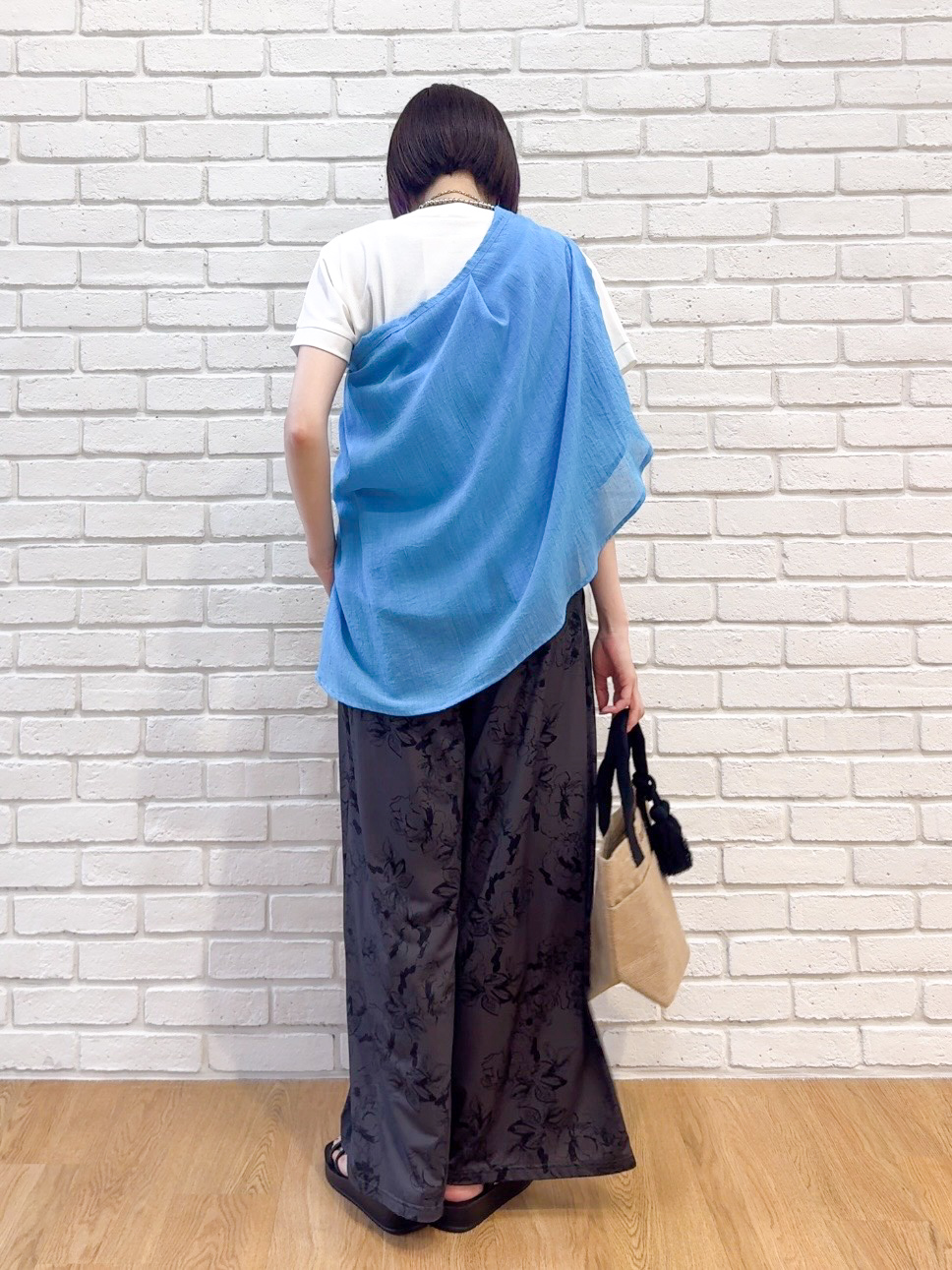𝐜𝐡𝐢𝐤𝐚さんの「SHOO･LA･RUE｜【汗じみ防止/ひんやり/S-LL】インせず着られる 刺繍ロゴTシャツ」を使ったコーディネート