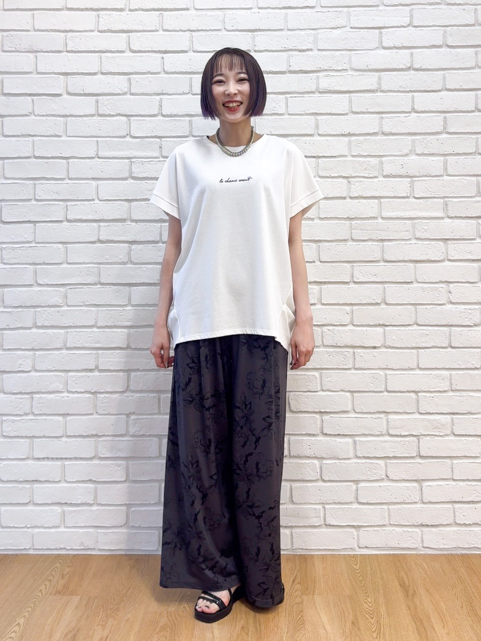 𝐜𝐡𝐢𝐤𝐚さんの「SHOO･LA･RUE｜【汗じみ防止/ひんやり/S-LL】インせず着られる 刺繍ロゴTシャツ」を使ったコーディネート