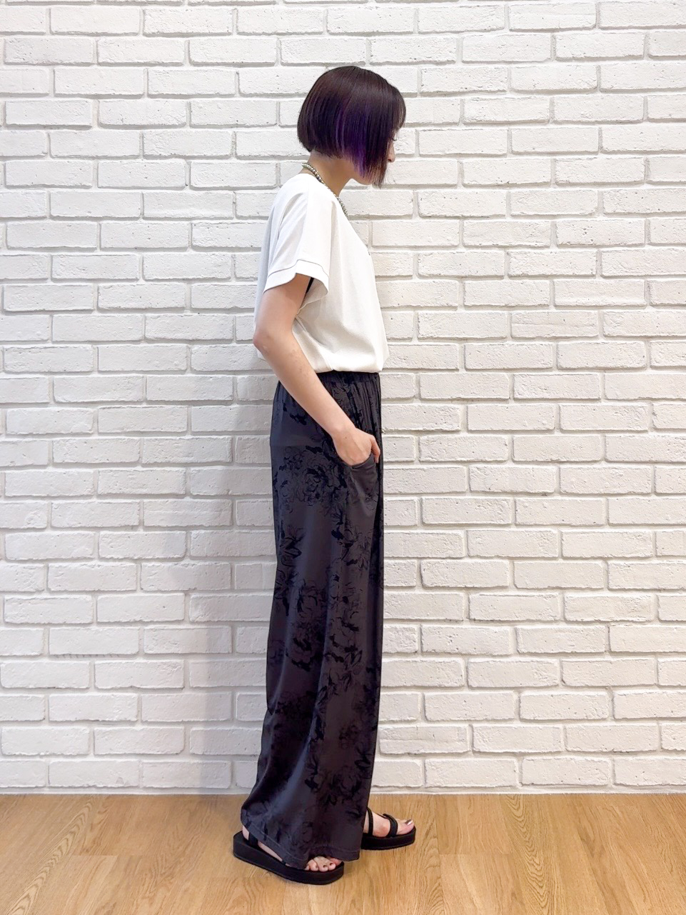 𝐜𝐡𝐢𝐤𝐚さんの「SHOO･LA･RUE｜【汗じみ防止/ひんやり/S-LL】インせず着られる 刺繍ロゴTシャツ」を使ったコーディネート