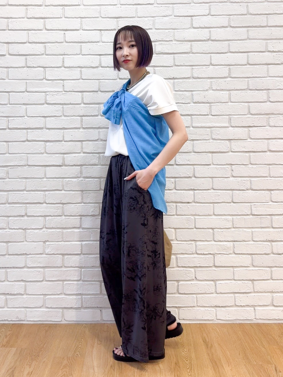 𝐜𝐡𝐢𝐤𝐚さんの「SHOO･LA･RUE｜【汗じみ防止/ひんやり/S-LL】インせず着られる 刺繍ロゴTシャツ」を使ったコーディネート