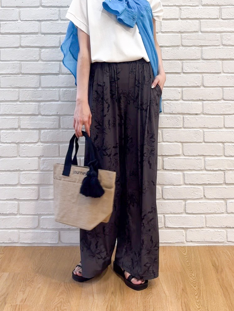 𝐜𝐡𝐢𝐤𝐚さんの「SHOO･LA･RUE｜【汗じみ防止/ひんやり/S-LL】インせず着られる 刺繍ロゴTシャツ」を使ったコーディネート