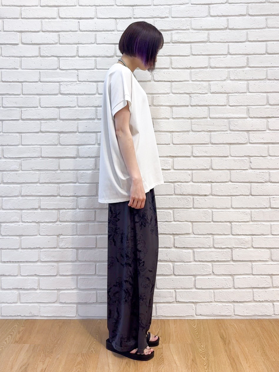 𝐜𝐡𝐢𝐤𝐚さんの「SHOO･LA･RUE｜【汗じみ防止/ひんやり/S-LL】インせず着られる 刺繍ロゴTシャツ」を使ったコーディネート