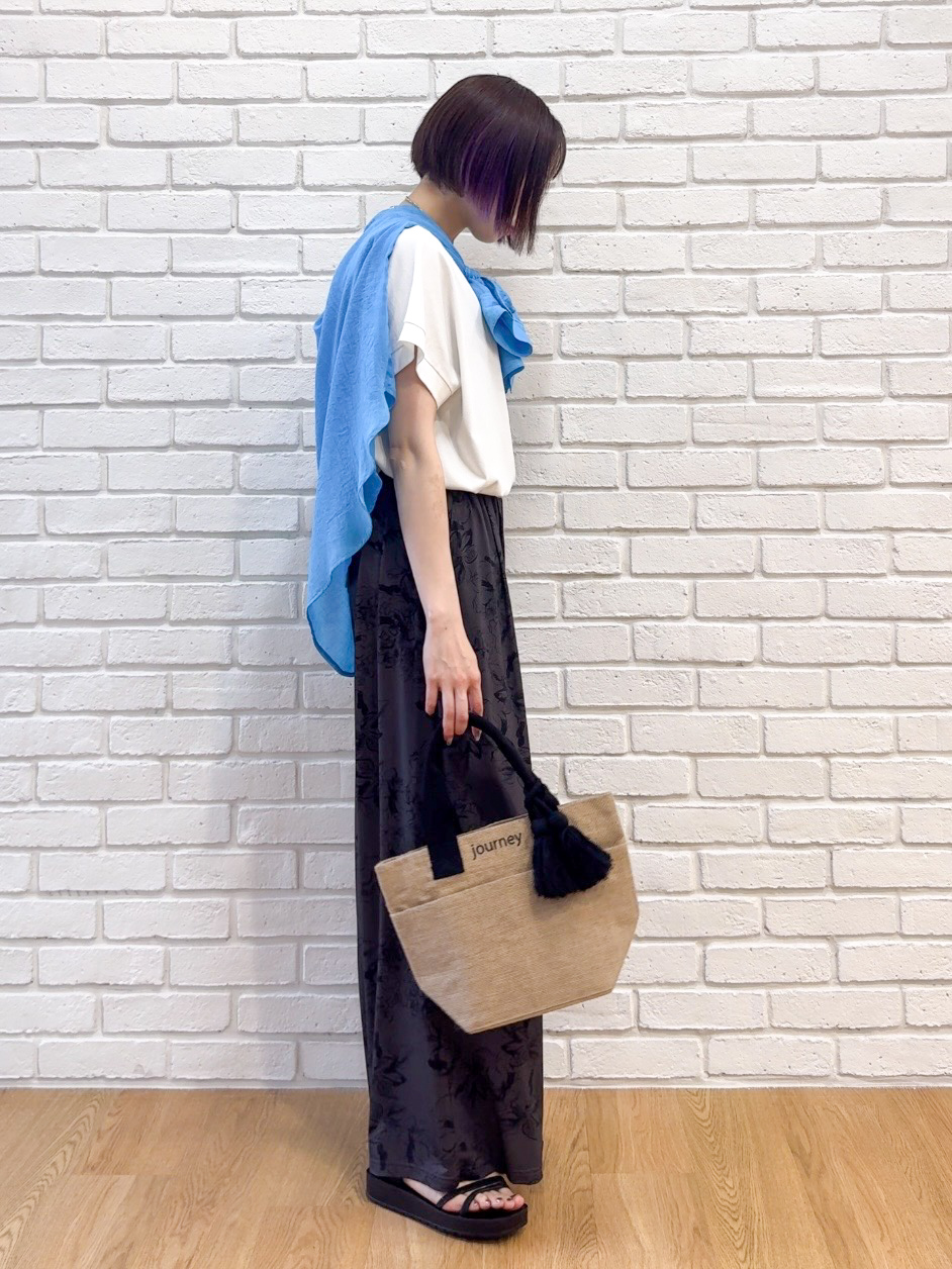 𝐜𝐡𝐢𝐤𝐚さんの「SHOO･LA･RUE｜【汗じみ防止/ひんやり/S-LL】インせず着られる 刺繍ロゴTシャツ」を使ったコーディネート