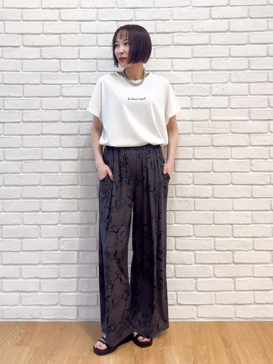 𝐜𝐡𝐢𝐤𝐚さんの「SHOO･LA･RUE｜【汗じみ防止/ひんやり/S-LL】インせず着られる 刺繍ロゴTシャツ」を使ったコーディネート
