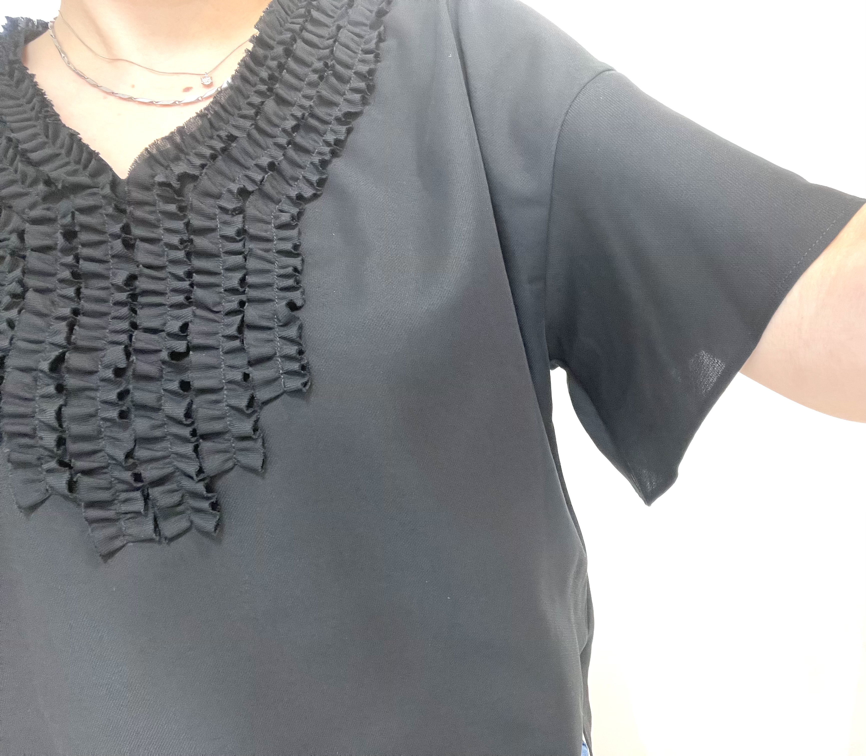 Wachiさんの「UNTITLED｜【接触冷感/通気性/洗える】Vネックフリルブラウス」を使ったコーディネート
