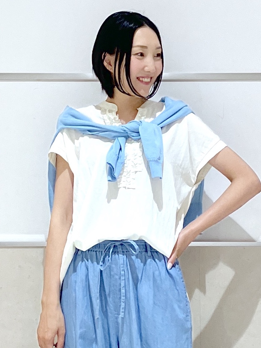 eriko さんの「Dessin｜バンドカラーフロントフリルブラウス」を使ったコーディネート