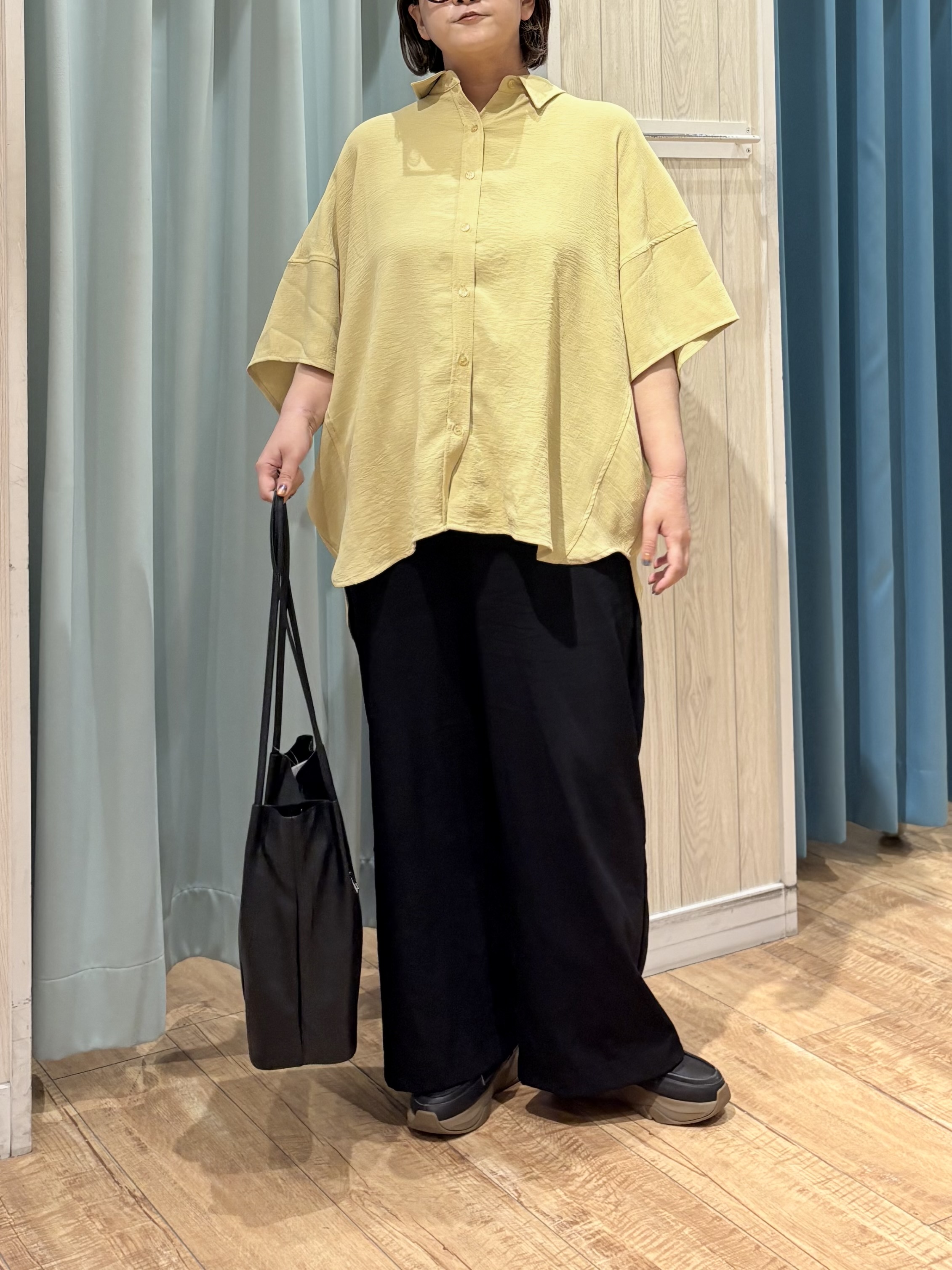 砂糖さんの「SHOO･LA･RUE｜【高レビュー/洗濯後しわになりにくい/体型カバー】きちんとゆるっと 大人の抜け感 ポンチョ風カラーシ」を使ったコーディネート