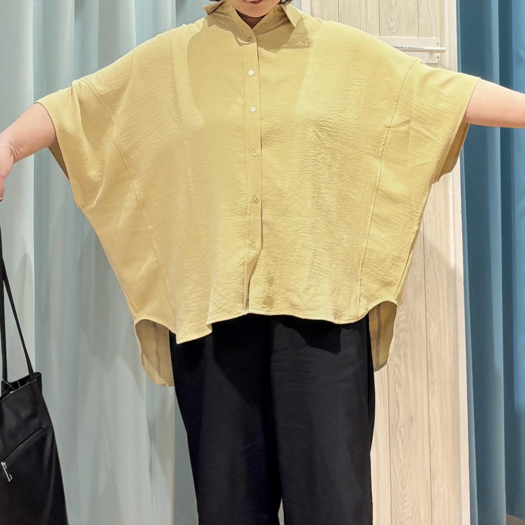 砂糖さんの「SHOO･LA･RUE｜【高レビュー/洗濯後しわになりにくい/体型カバー】きちんとゆるっと 大人の抜け感 ポンチョ風カラーシ」を使ったコーディネート