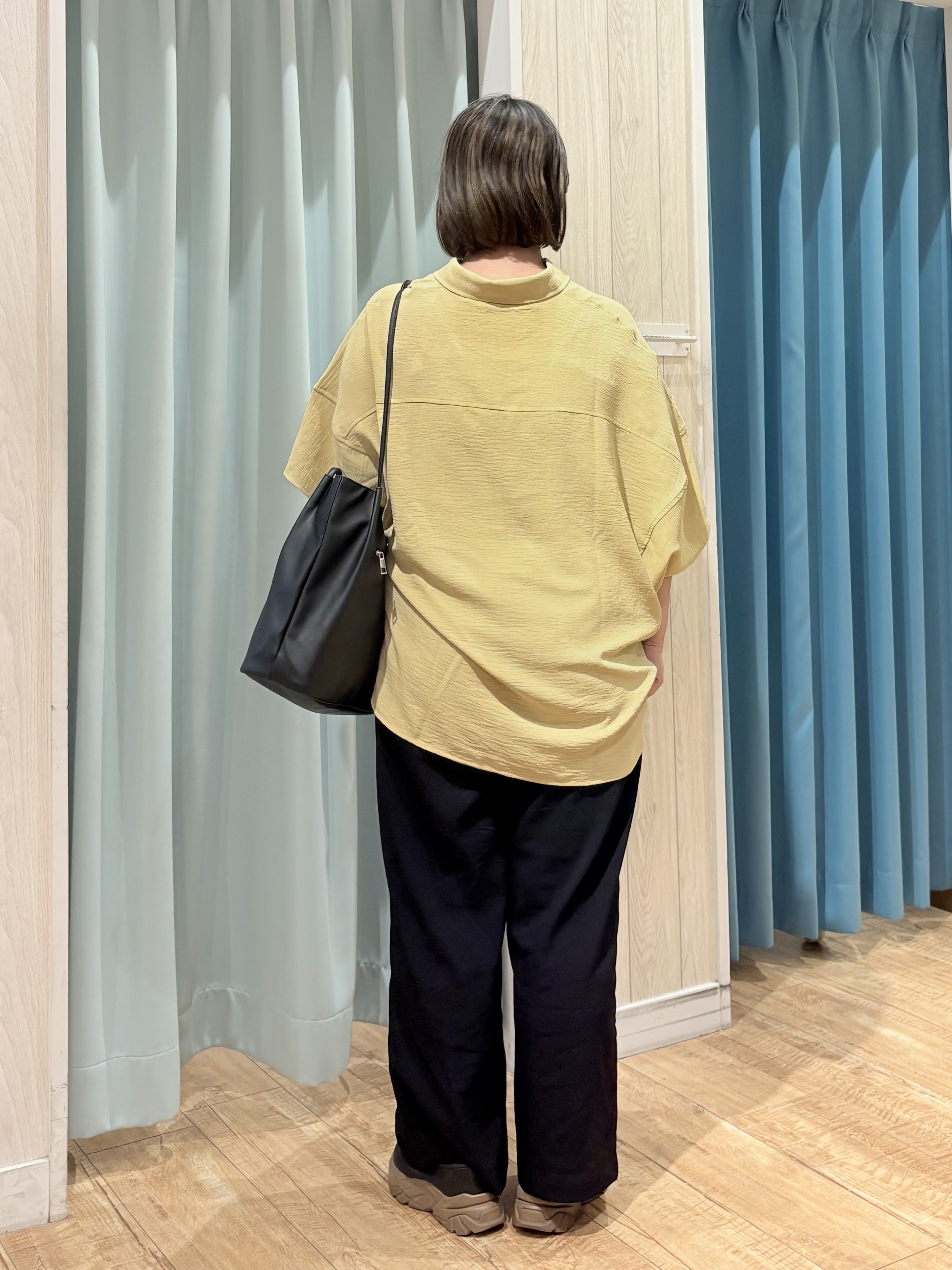 砂糖さんの「SHOO･LA･RUE｜【高レビュー/洗濯後しわになりにくい/体型カバー】きちんとゆるっと 大人の抜け感 ポンチョ風カラーシ」を使ったコーディネート