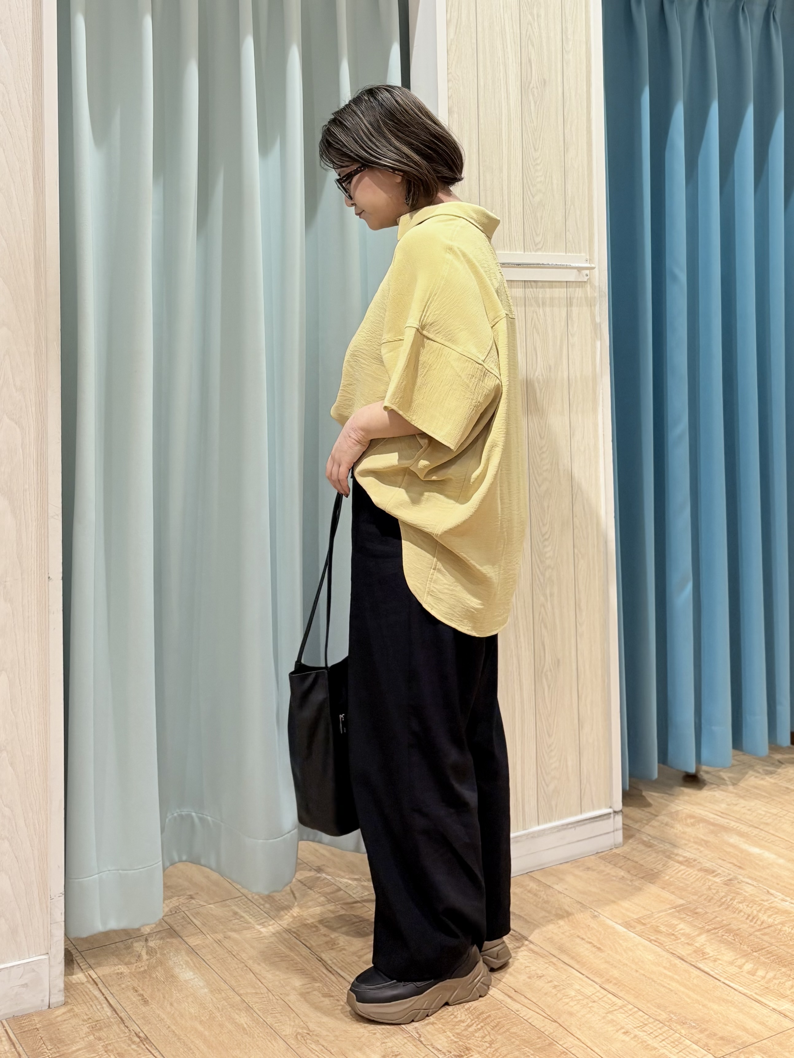 砂糖さんの「SHOO･LA･RUE｜【高レビュー/洗濯後しわになりにくい/体型カバー】きちんとゆるっと 大人の抜け感 ポンチョ風カラーシ」を使ったコーディネート