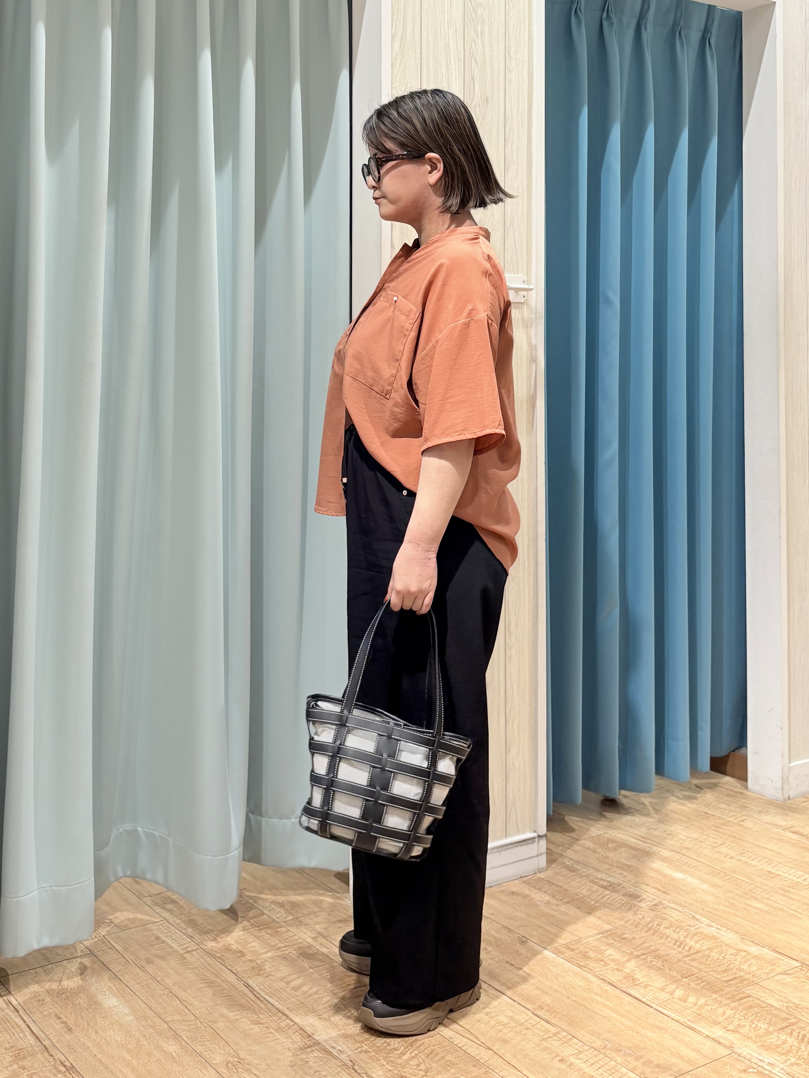 砂糖さんの「SHOO･LA･RUE｜【洗濯機可/S-LL】大人の抜け感 ゆるっと5分袖シャツ」を使ったコーディネート