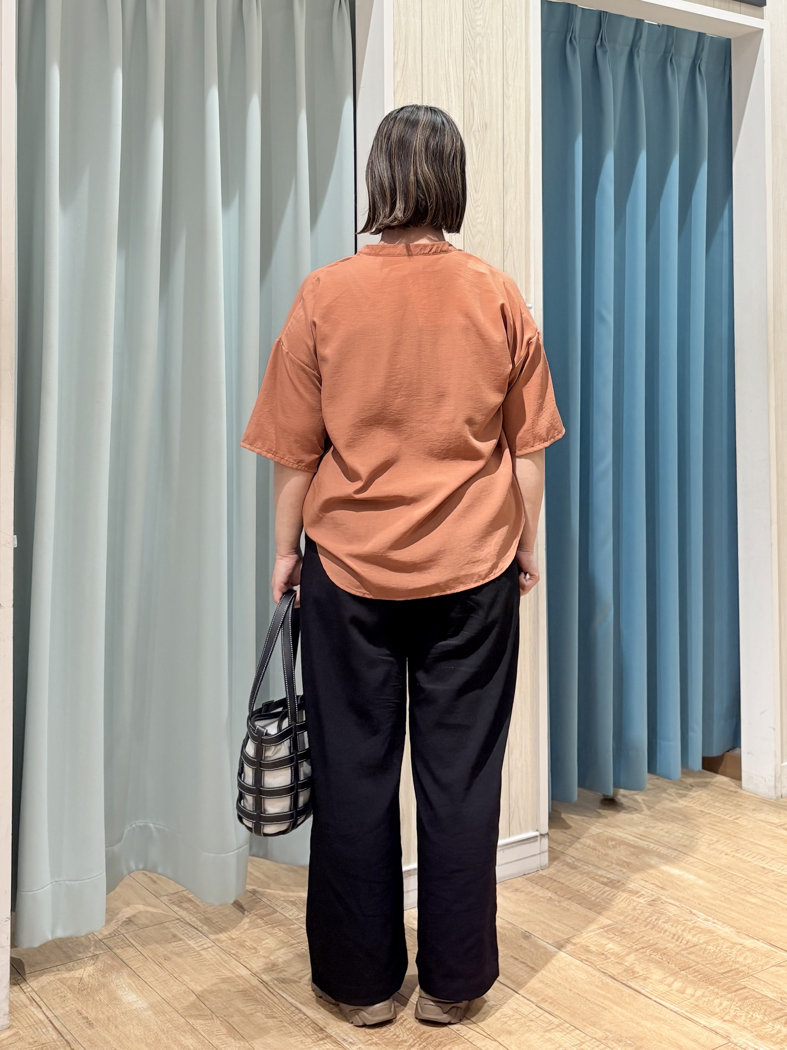 砂糖さんの「SHOO･LA･RUE｜【洗濯機可/S-LL】大人の抜け感 ゆるっと5分袖シャツ」を使ったコーディネート