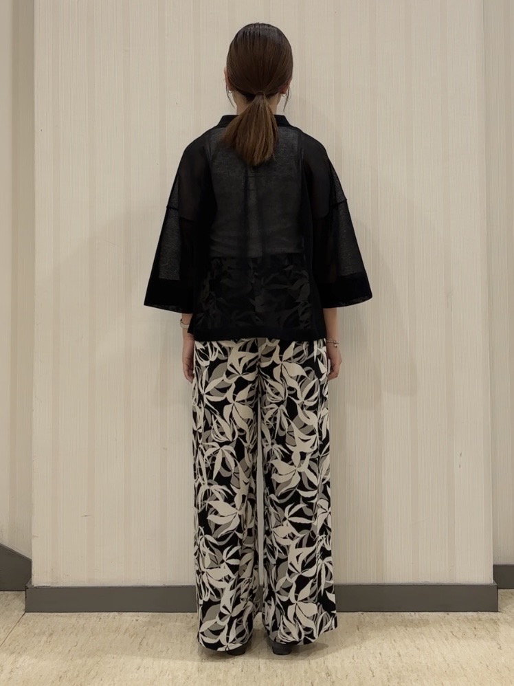 ちひさんの「INDIVI｜【ウエストゴム／着映え】リーフ柄ワイドパンツ」を使ったコーディネート