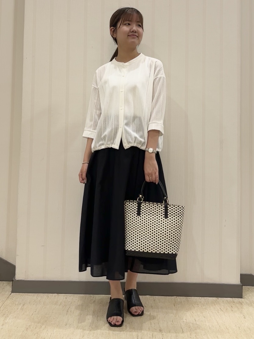 ちひさんの「INDIVI｜【接触冷感／洗える／SETUP可能】シアーシャンブレータックフレアスカート」を使ったコーディネート