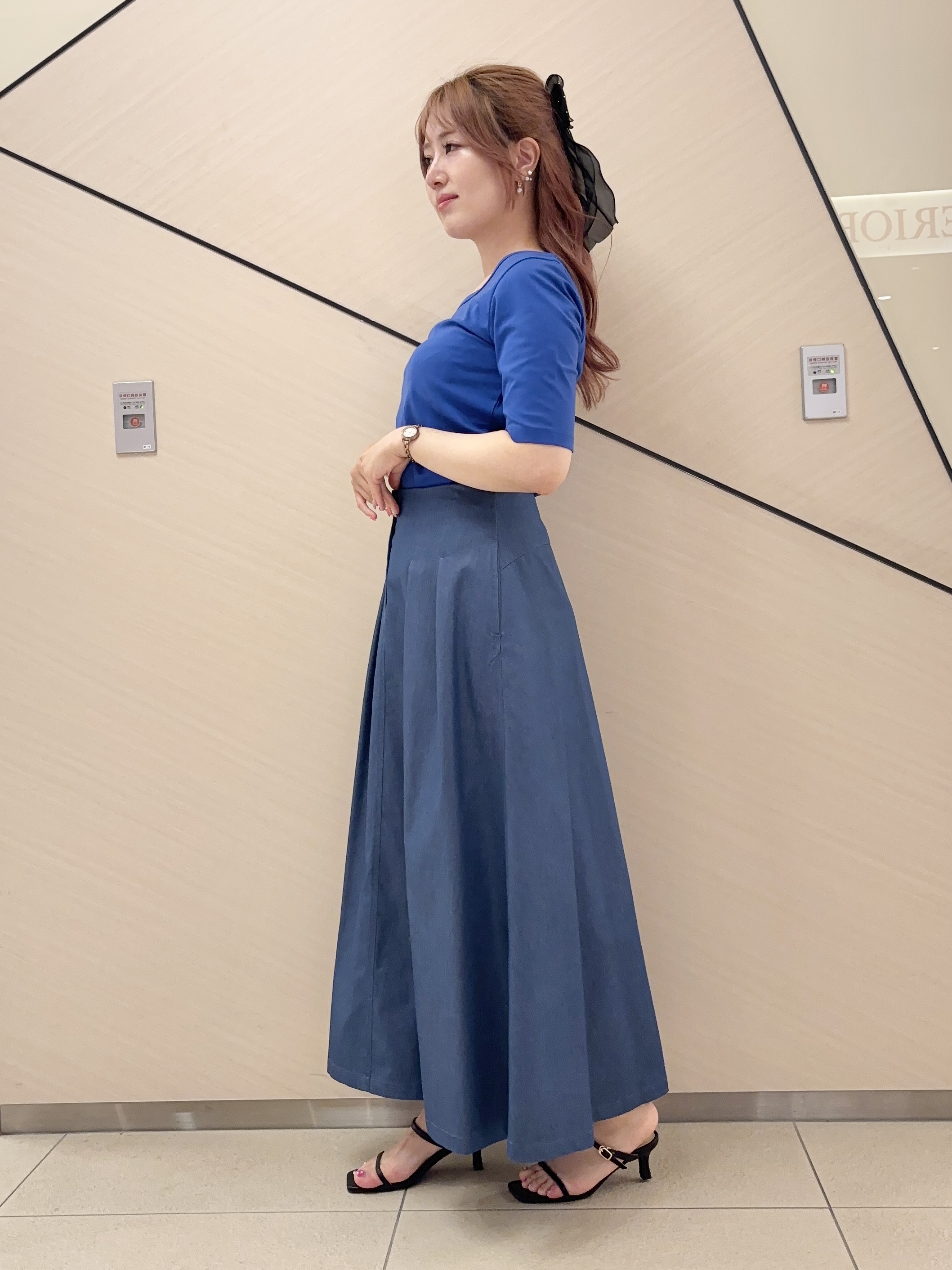 Rinaさんの「DRESSTERIOR｜【接触冷感/吸水速乾】クールタッチ デニムライク タックスカート」を使ったコーディネート
