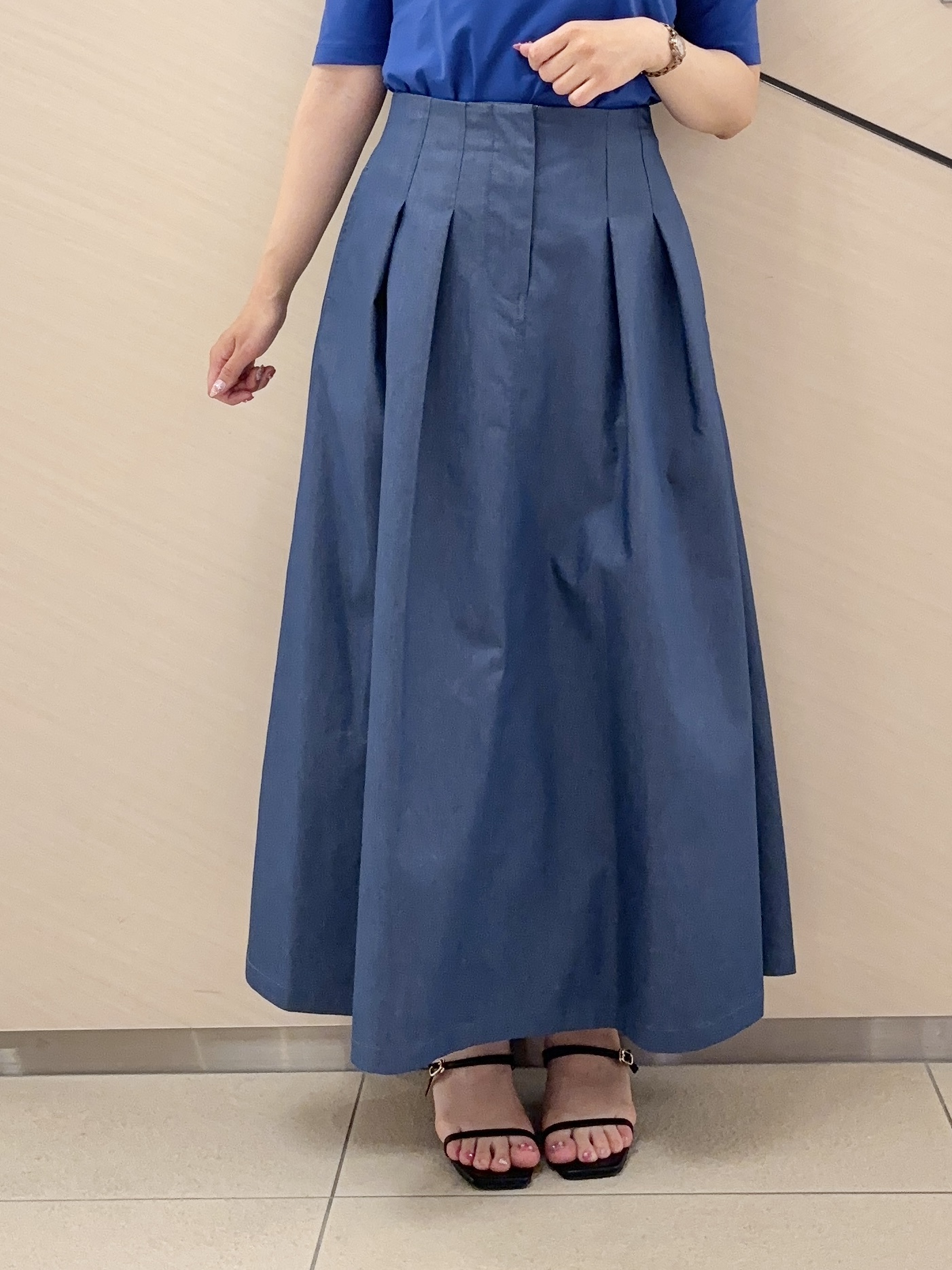 Rinaさんの「DRESSTERIOR｜【接触冷感/吸水速乾】クールタッチ デニムライク タックスカート」を使ったコーディネート
