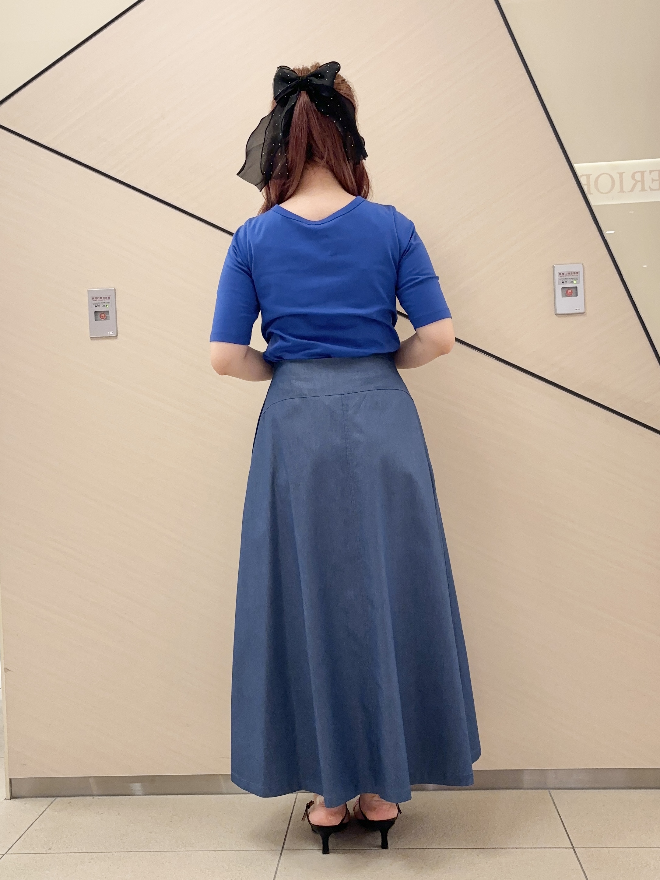 Rinaさんの「DRESSTERIOR｜【接触冷感/吸水速乾】クールタッチ デニムライク タックスカート」を使ったコーディネート