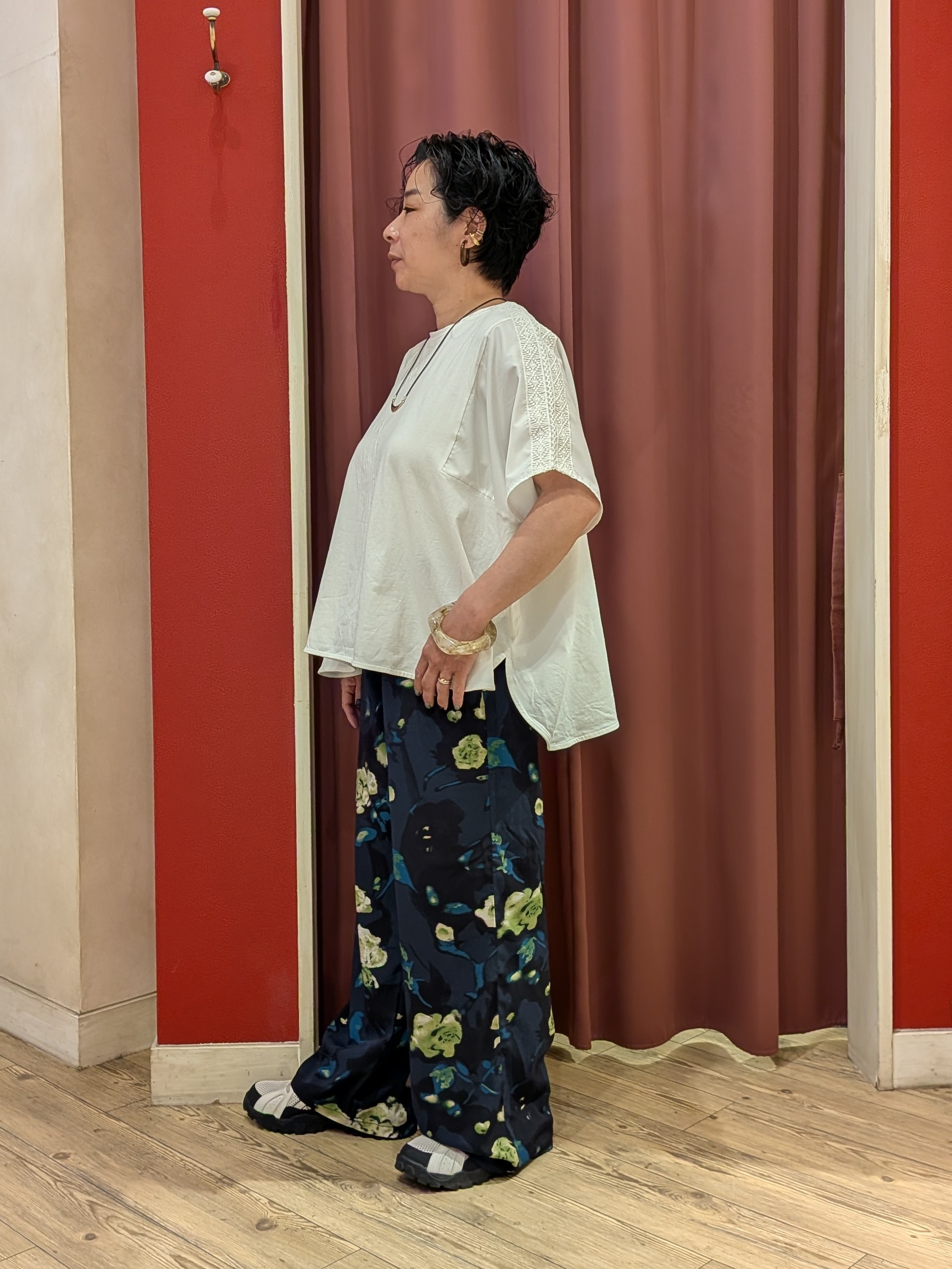 cameさんの「SHOO･LA･RUE｜【ひんやり/洗濯機可/体型カバー】インせず着られる 肩レース切り替えポンチョ風トップス」を使ったコーディネート