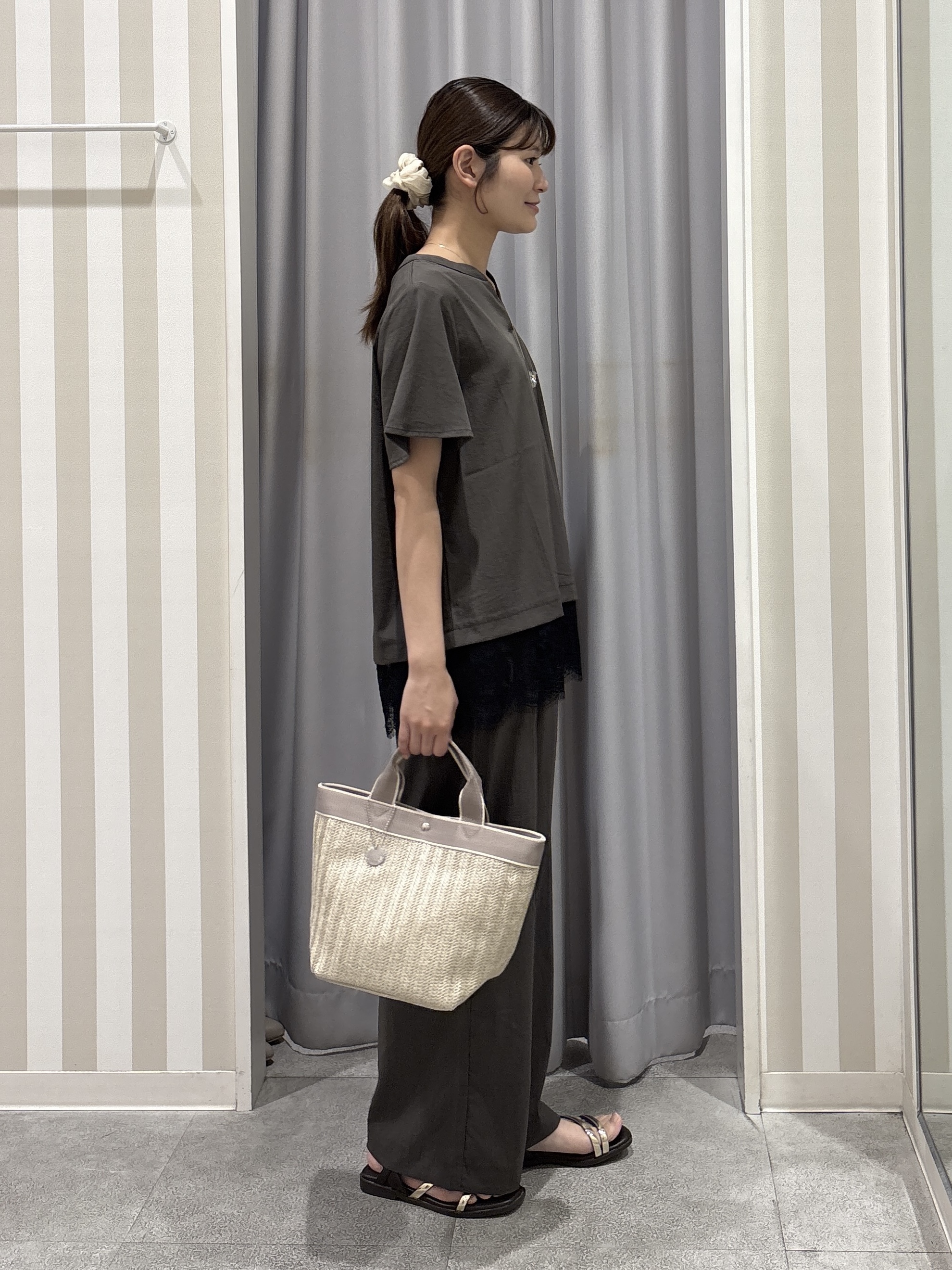 Rikaさんの「SHOO･LA･RUE｜【S-LL/洗濯機可】軽凛(かろりん)ひんやり スキッパー裾レースブラウス」を使ったコーディネート