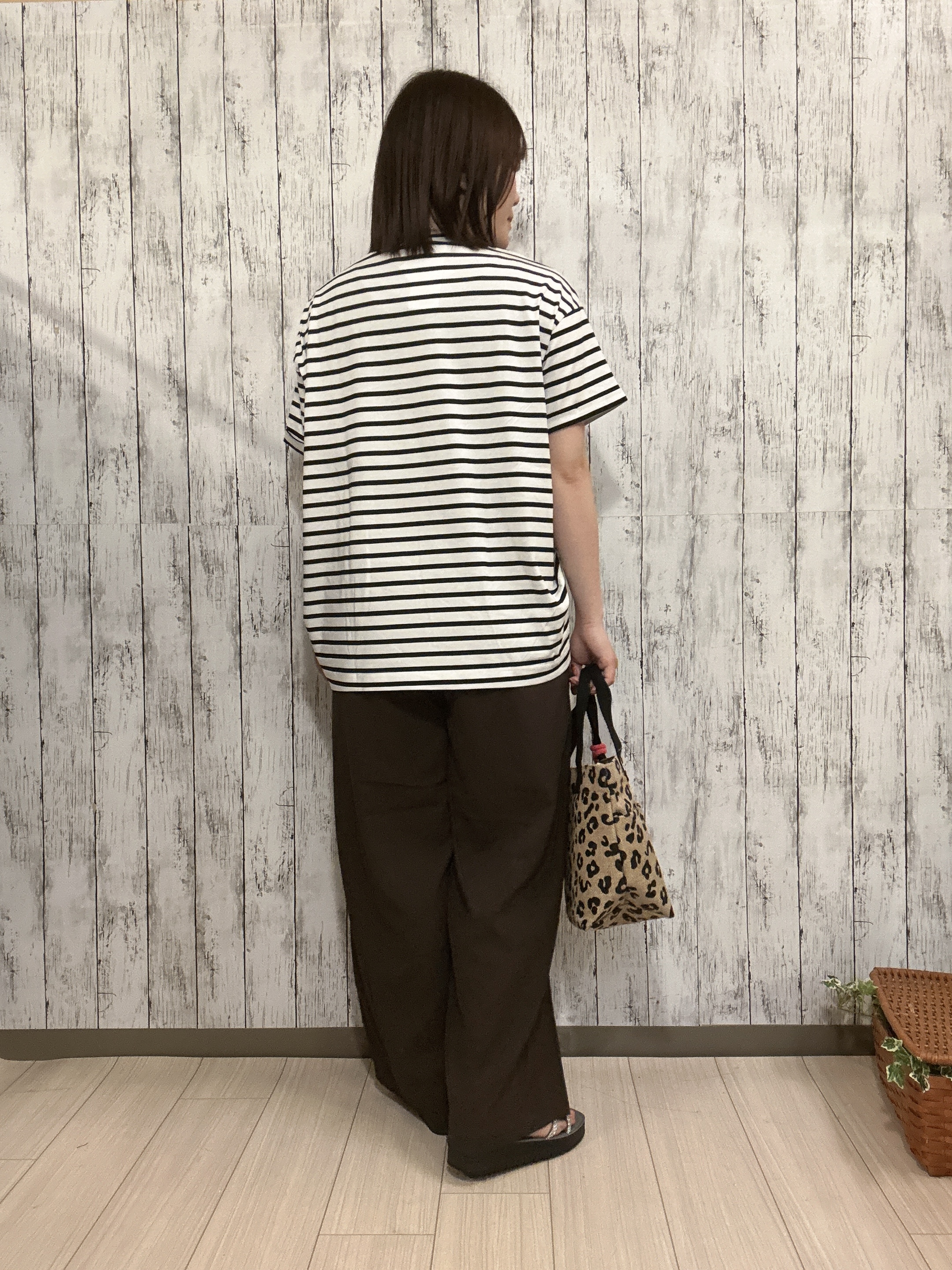 シカさんの「SHOO･LA･RUE｜【ひんやり/S-LL】インせず決まる フロントタックデザインTシャツ」を使ったコーディネート