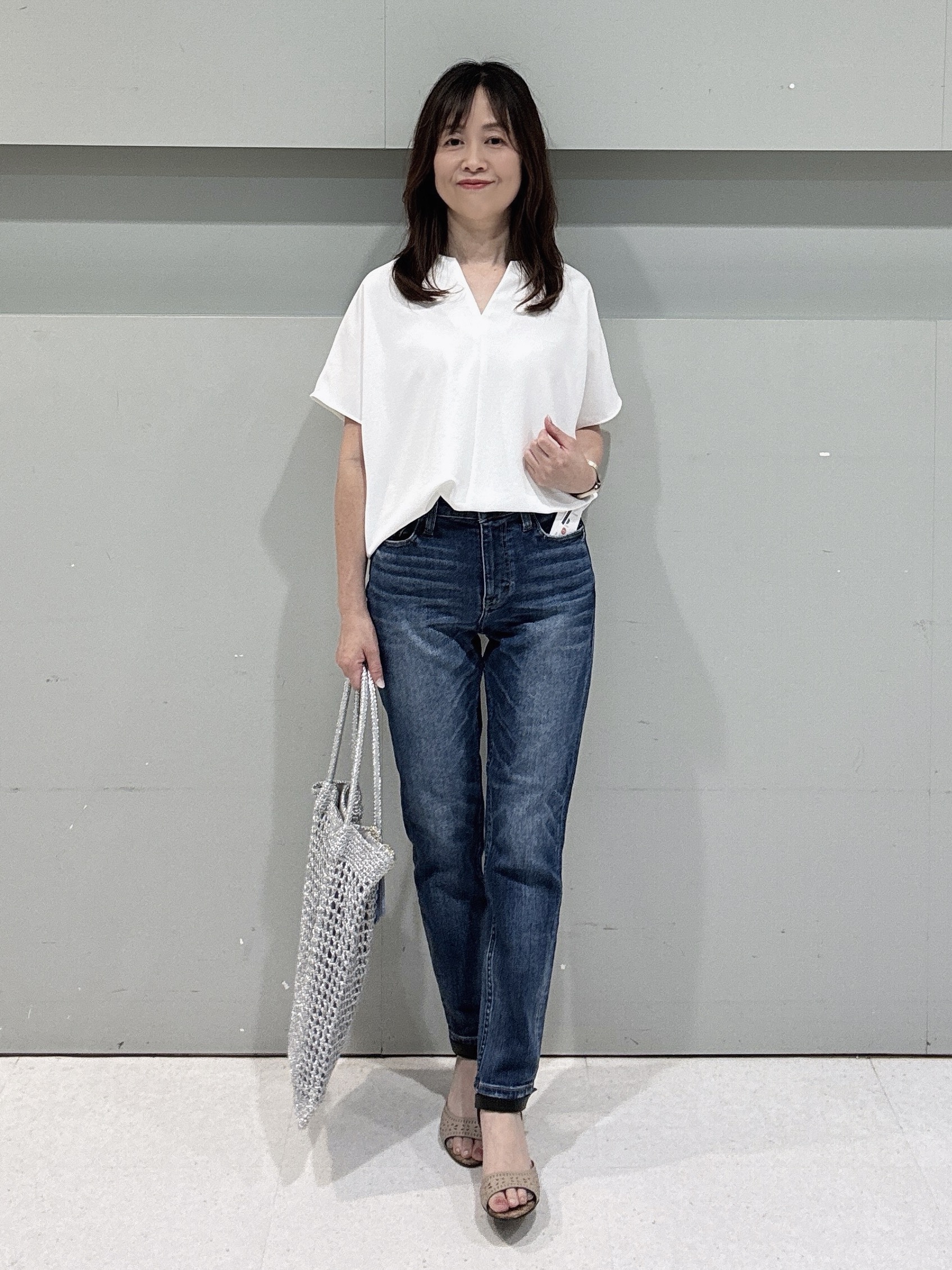 makiさんの「UNTITLED｜【UV/接触冷感/セットアップ可】リラクシーキーVネックブラウス」を使ったコーディネート