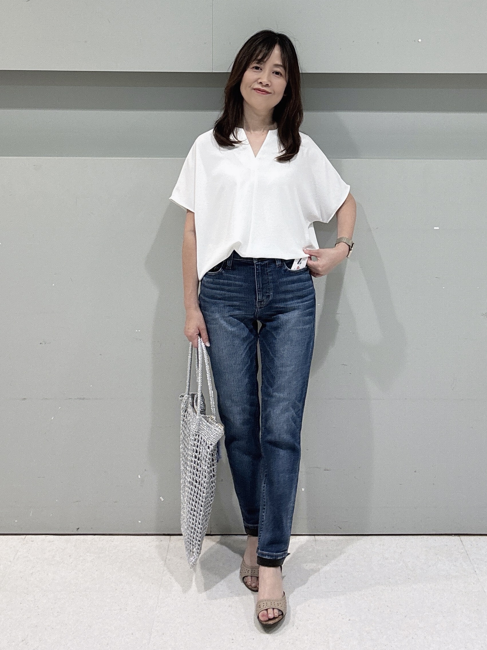 makiさんの「UNTITLED｜【UV/接触冷感/セットアップ可】リラクシーキーVネックブラウス」を使ったコーディネート