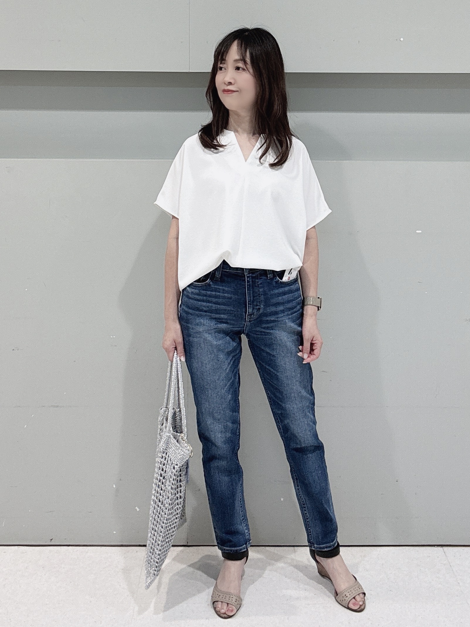 makiさんの「UNTITLED｜【UV/接触冷感/セットアップ可】リラクシーキーVネックブラウス」を使ったコーディネート