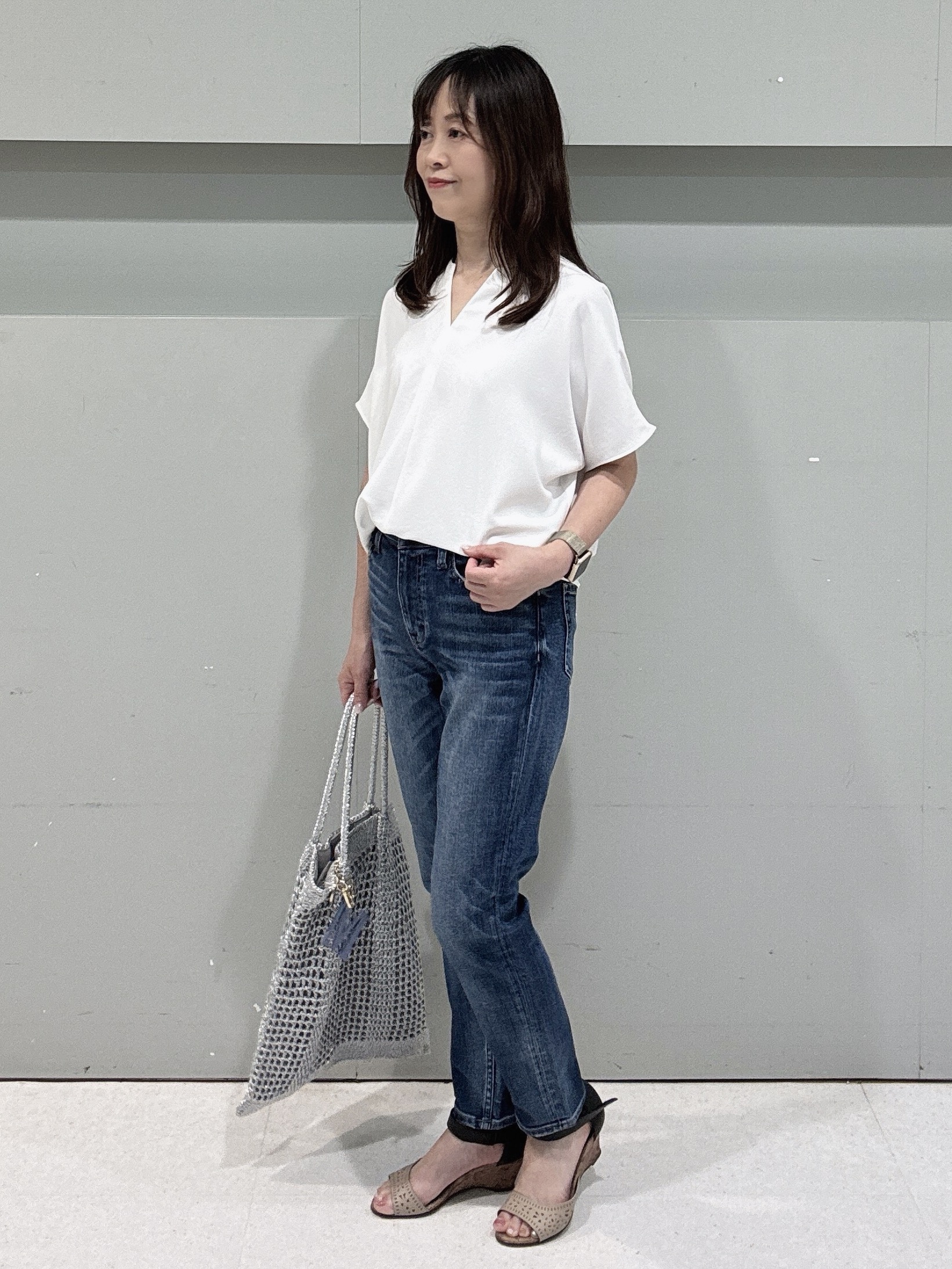makiさんの「UNTITLED｜【UV/接触冷感/セットアップ可】リラクシーキーVネックブラウス」を使ったコーディネート