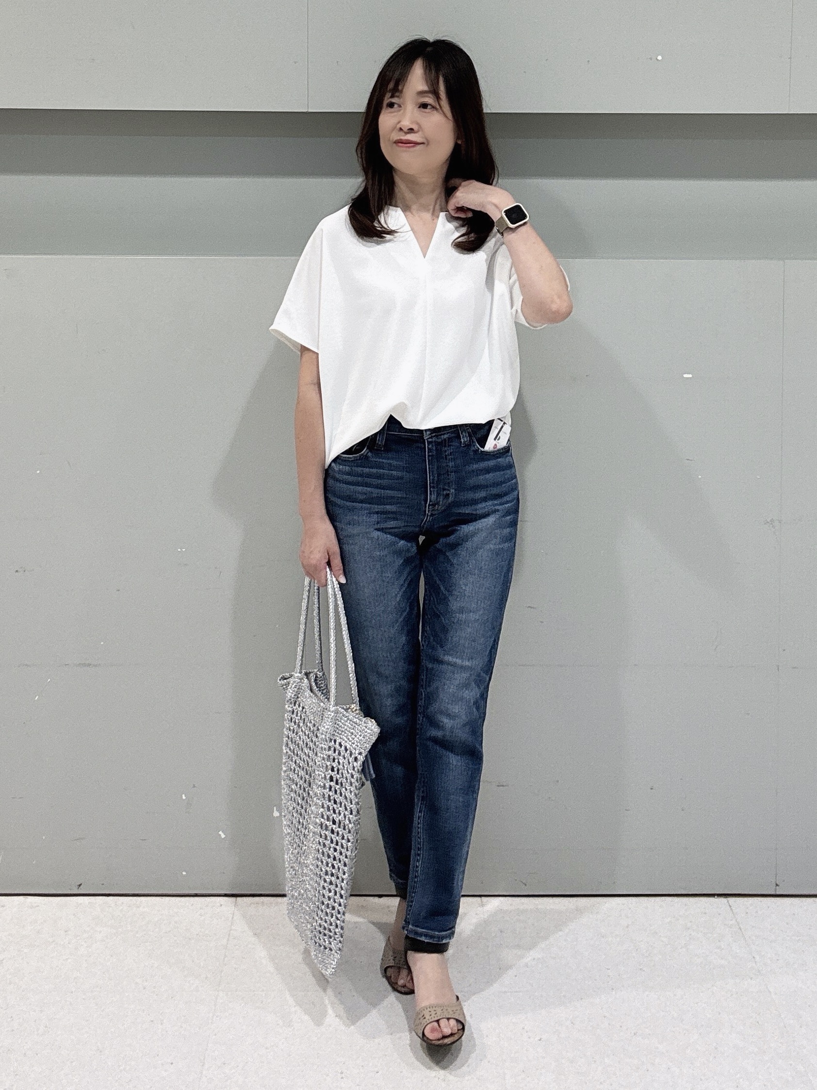 makiさんの「UNTITLED｜【UV/接触冷感/セットアップ可】リラクシーキーVネックブラウス」を使ったコーディネート
