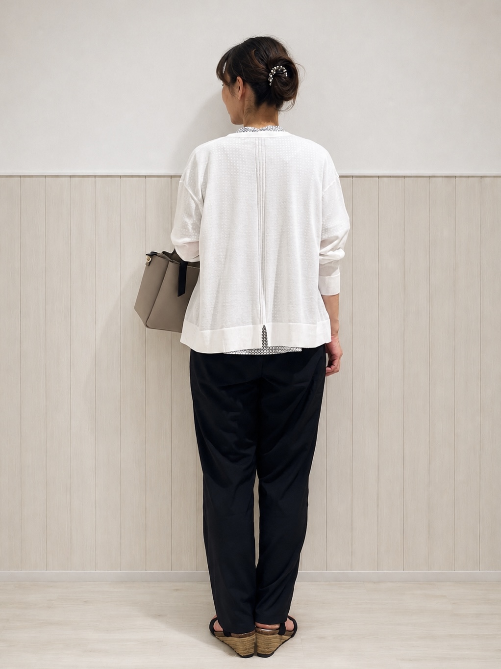 まつみさんの「SHOO･LA･RUE｜【ひんやり/洗濯機可/S-LL】オンにもオフにも マルチに使えるボタンレスカーディガン」を使ったコーディネート