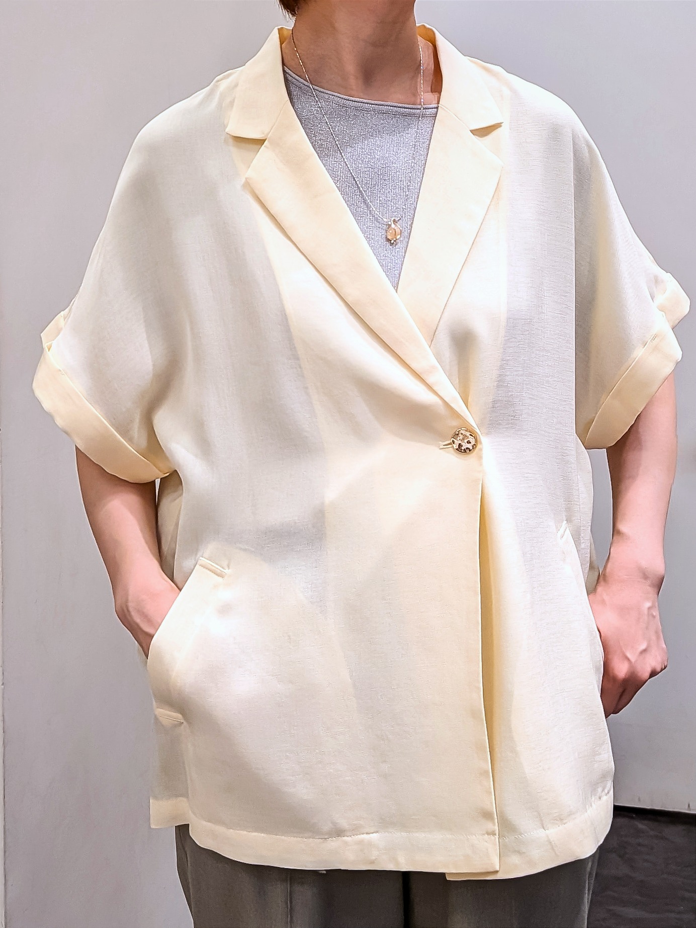 やまちゃんさんの「grove｜【洗濯機OK・ひんやり/SETUP可】シワになりにくいハーフスリーブジャケット」を使ったコーディネート