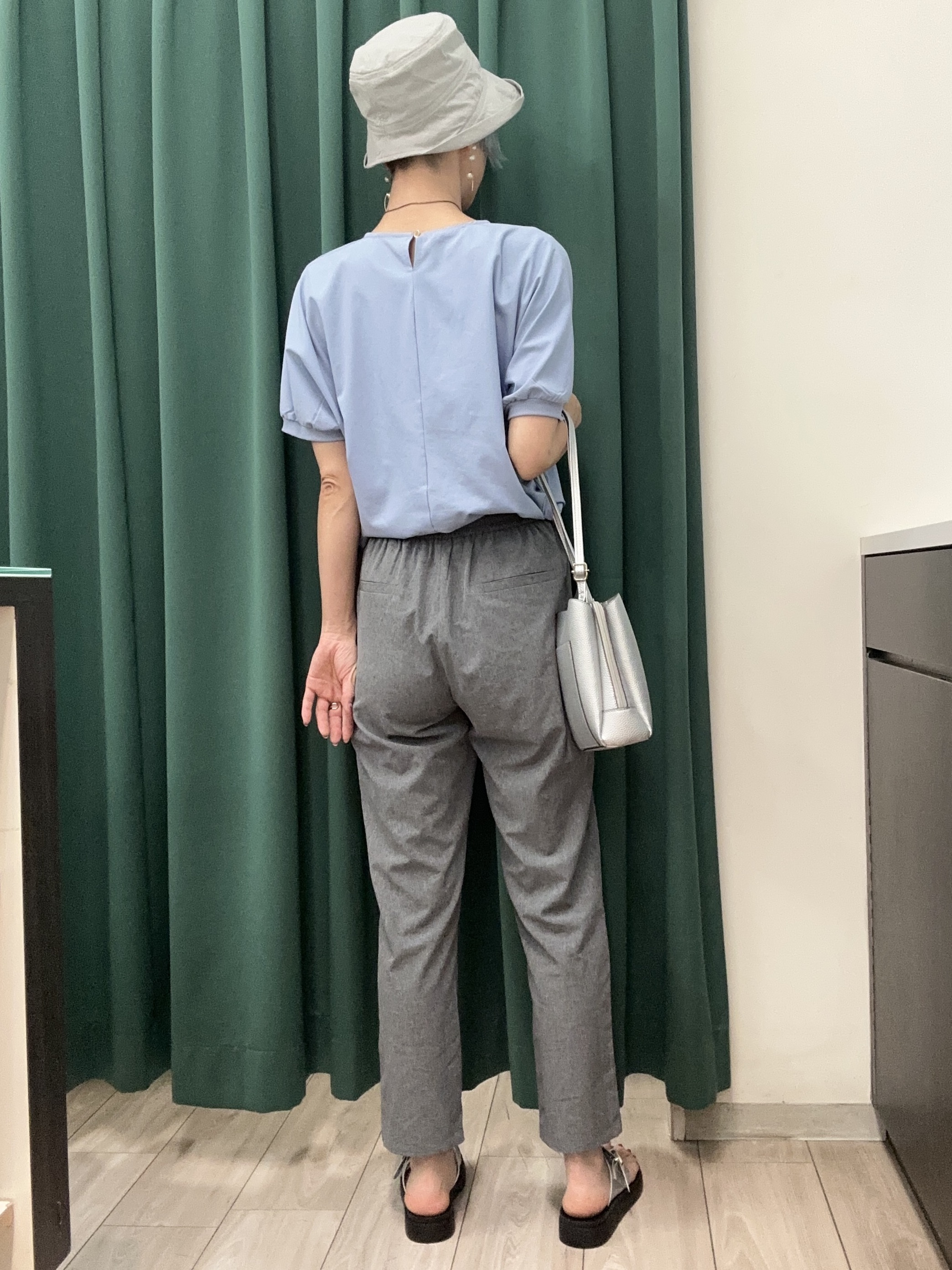 えまんさんの「SHOO･LA･RUE｜【ひんやり/洗濯後しわになりにくい】インせず着られる さらっとタッチのドルマンブラウス」を使ったコーディネート