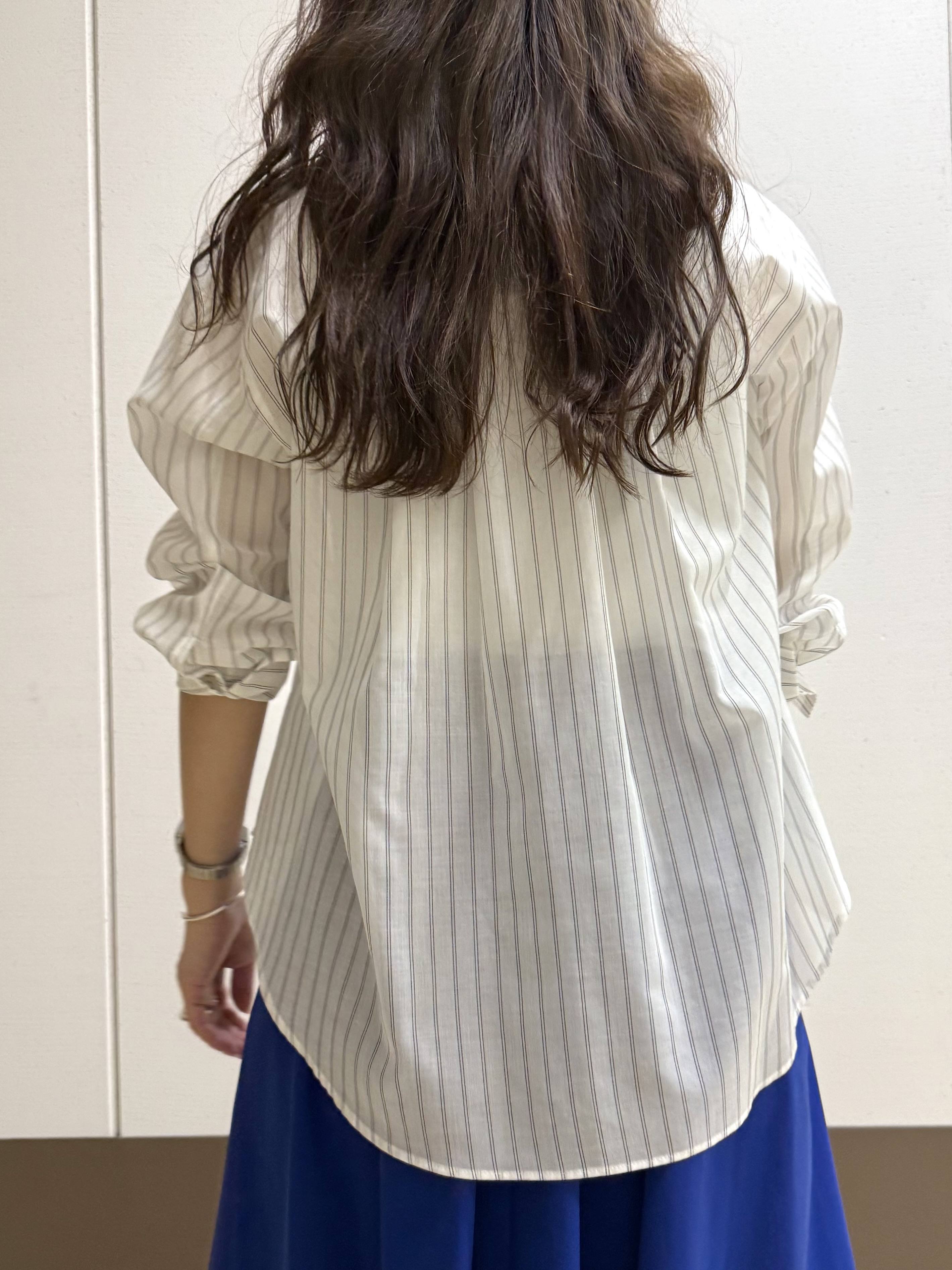 mamiさんの「INDIVI｜【洗える／軽やか】無地＆ストライプ柄 切替タックブラウス」を使ったコーディネート