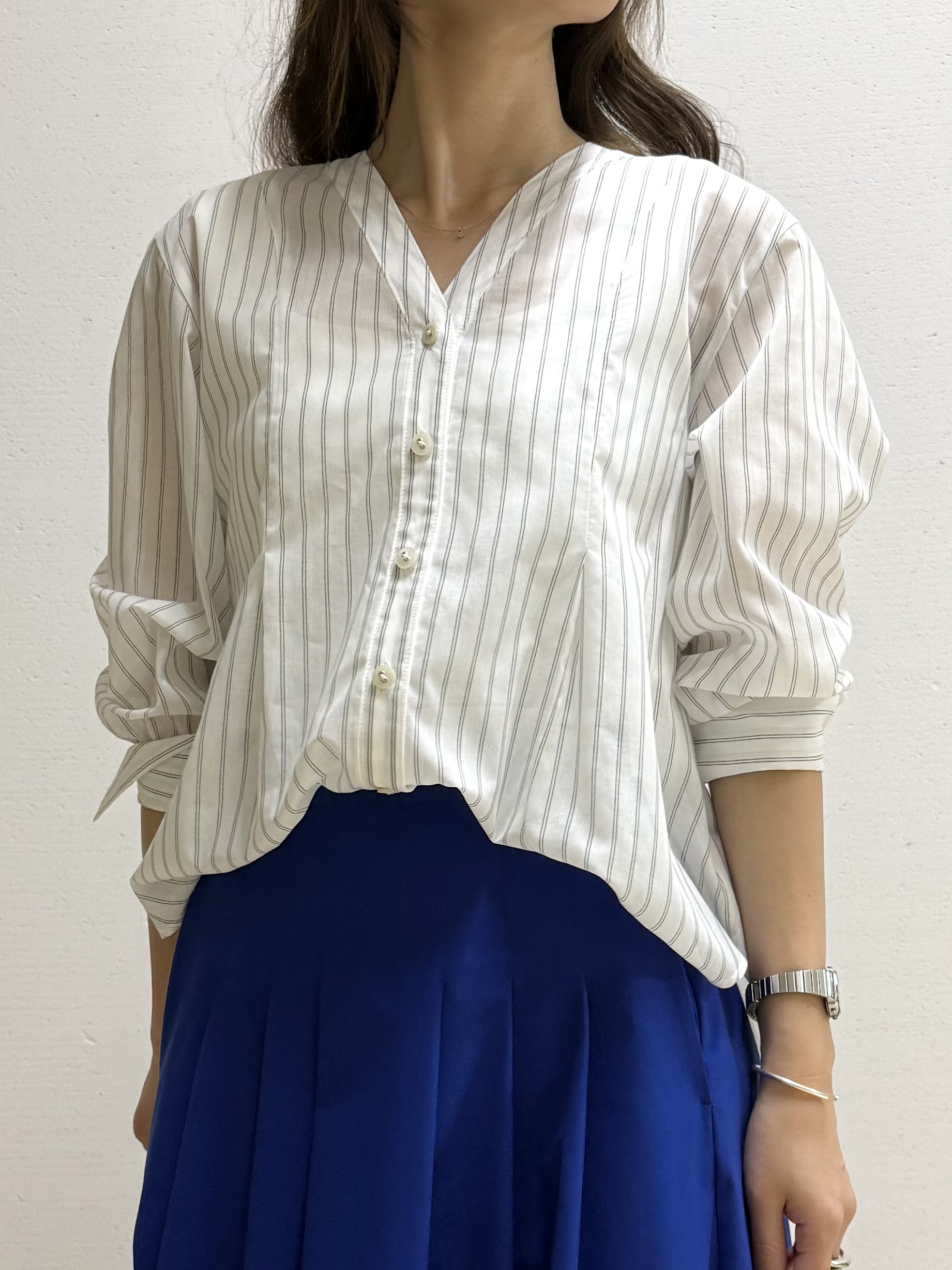 mamiさんの「INDIVI｜【洗える／軽やか】無地＆ストライプ柄 切替タックブラウス」を使ったコーディネート