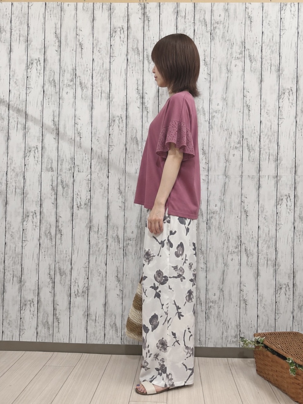 chieさんの「SHOO･LA･RUE｜【汗じみ防止/ひんやり/S-LL】レースが華やか お袖フレアTシャツ」を使ったコーディネート