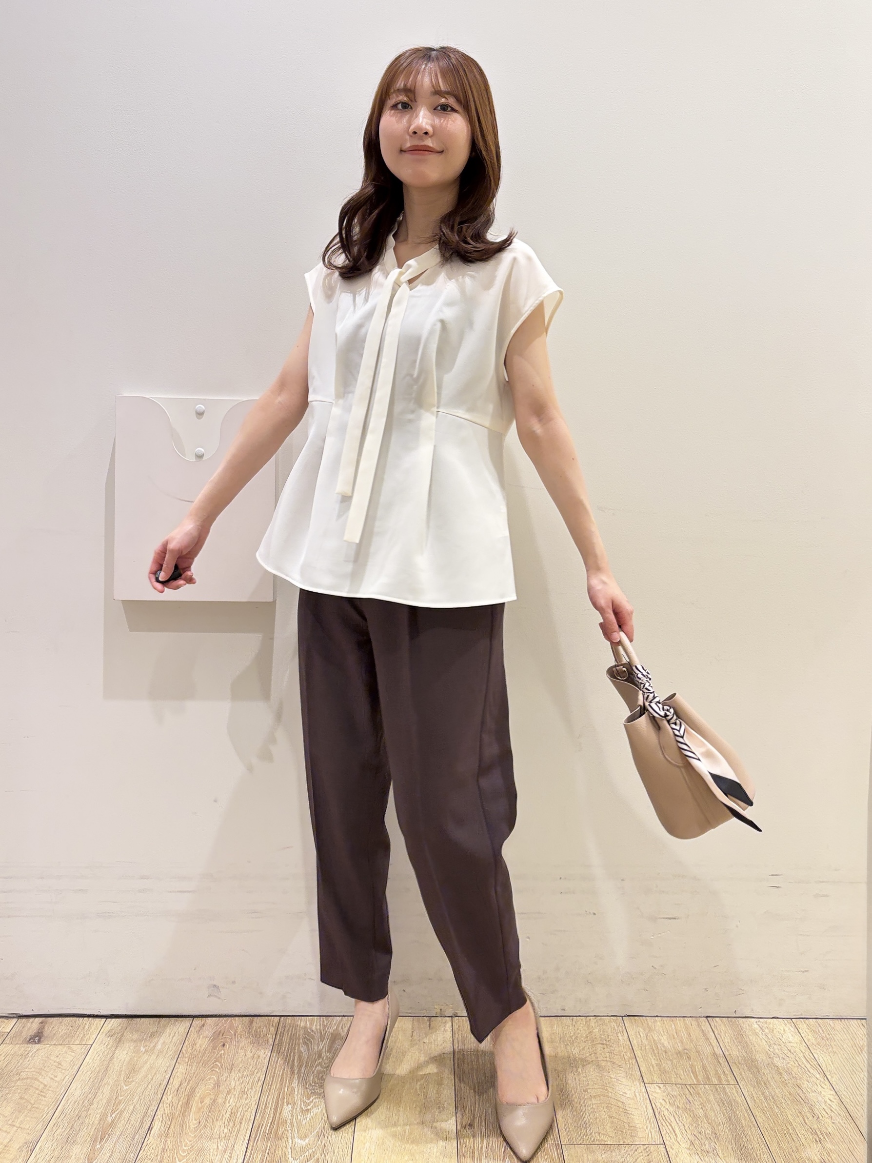 MOMOさんの「index｜【接触冷感／防シワ】ペプラムボウタイブラウス《洗濯機OK／ストレッチ》」を使ったコーディネート