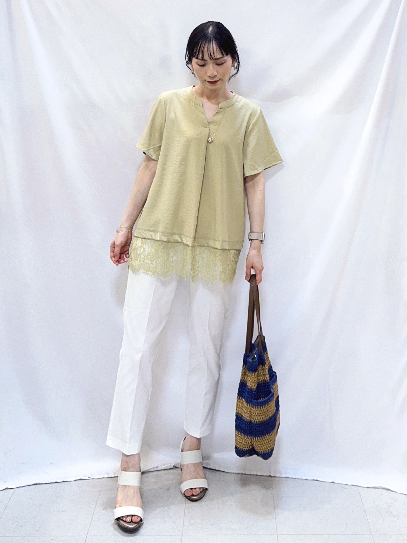 𝐇𝐢𝐫𝐨𝐦𝐢さんの「SHOO･LA･RUE｜【S-LL/洗濯機可】軽凛(かろりん)ひんやり スキッパー裾レースブラウス」を使ったコーディネート