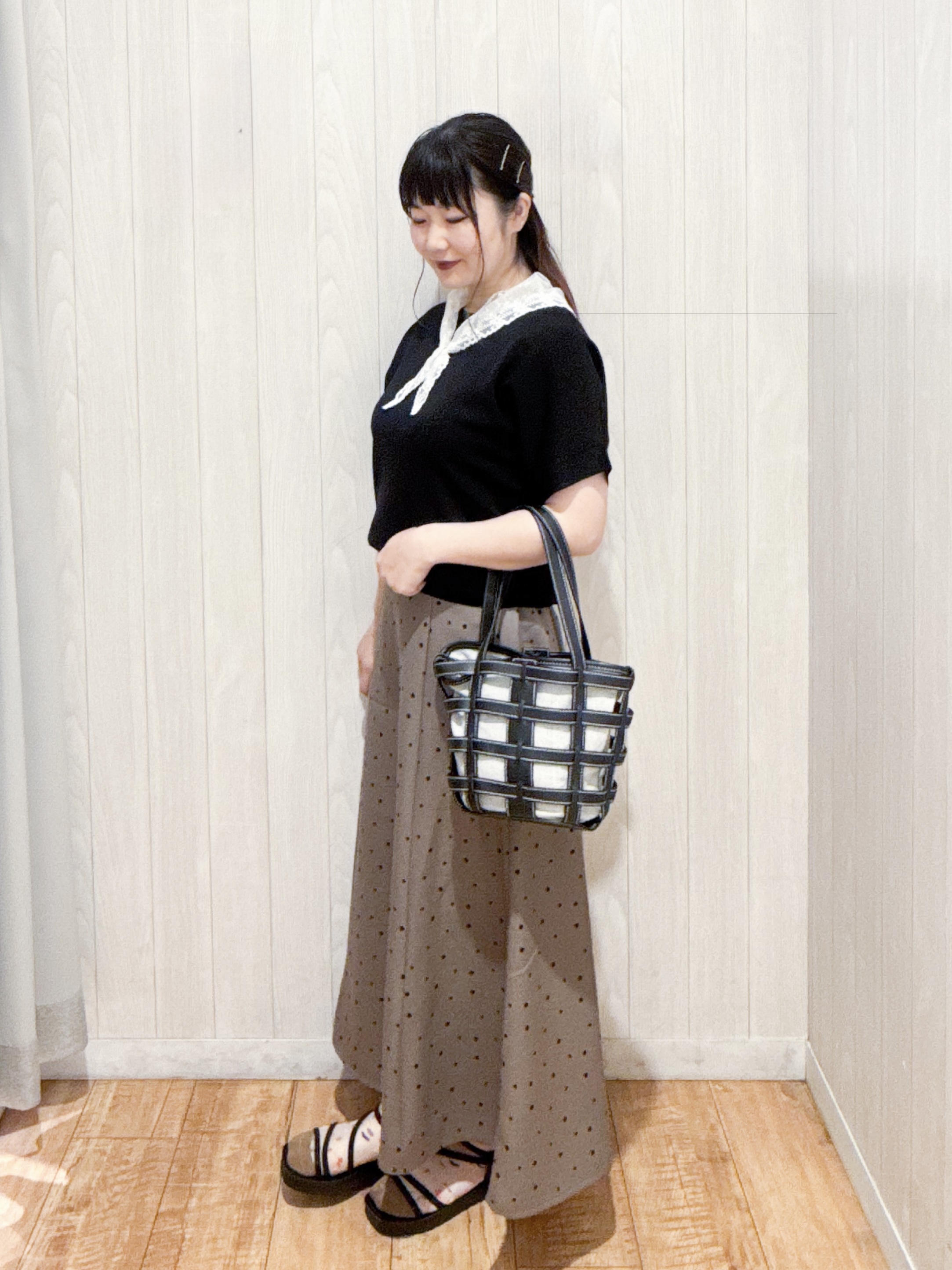 愛さんの「SHOO･LA･RUE｜【毎日洗える/ひんやり/UV/S-LL】二の腕隠れる さらっとドルマン半袖ニット」を使ったコーディネート