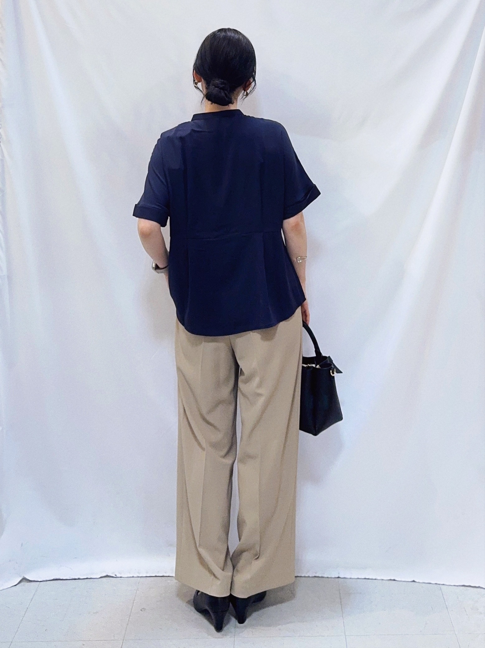 𝐇𝐢𝐫𝐨𝐦𝐢さんの「SHOO･LA･RUE｜【ひんやり/UV/通勤】洗濯後しわになりにくい インしない ウエストタックペプラムブラウス」を使ったコーディネート